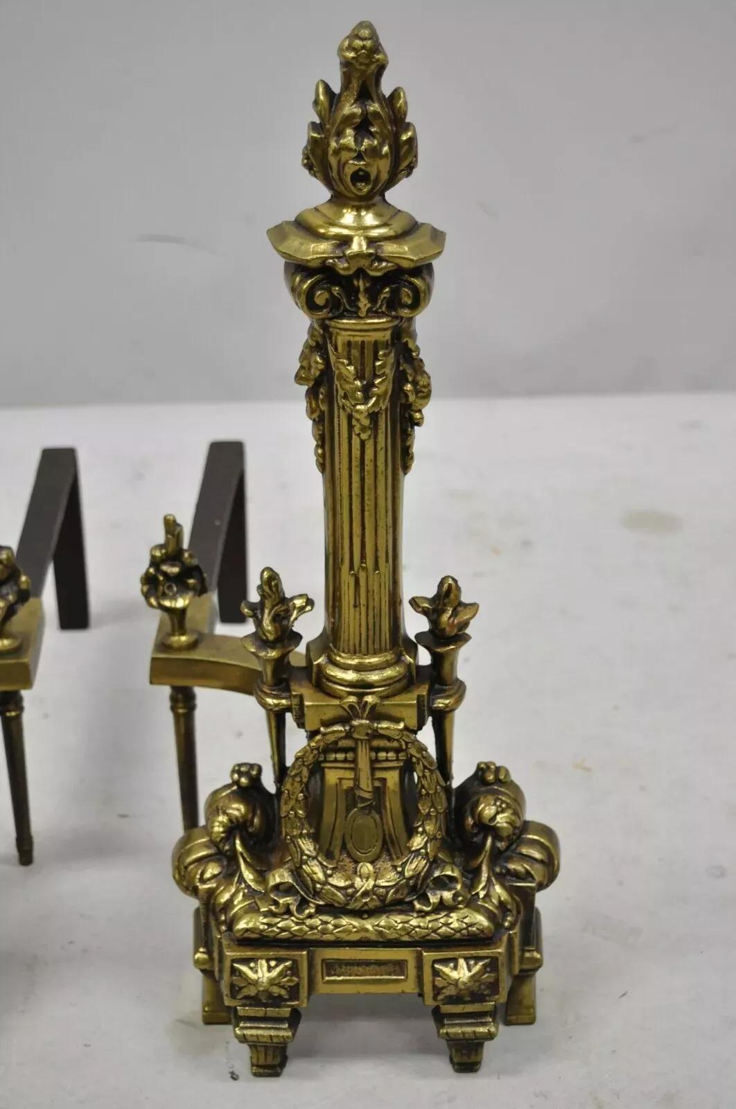 Französische Empire-Messing-Bronze-Säulen-Feuerböcke im Vintage-Stil mit Flammen-Finish, Französisches Empire-Stil, Paar (Gegossen) im Angebot