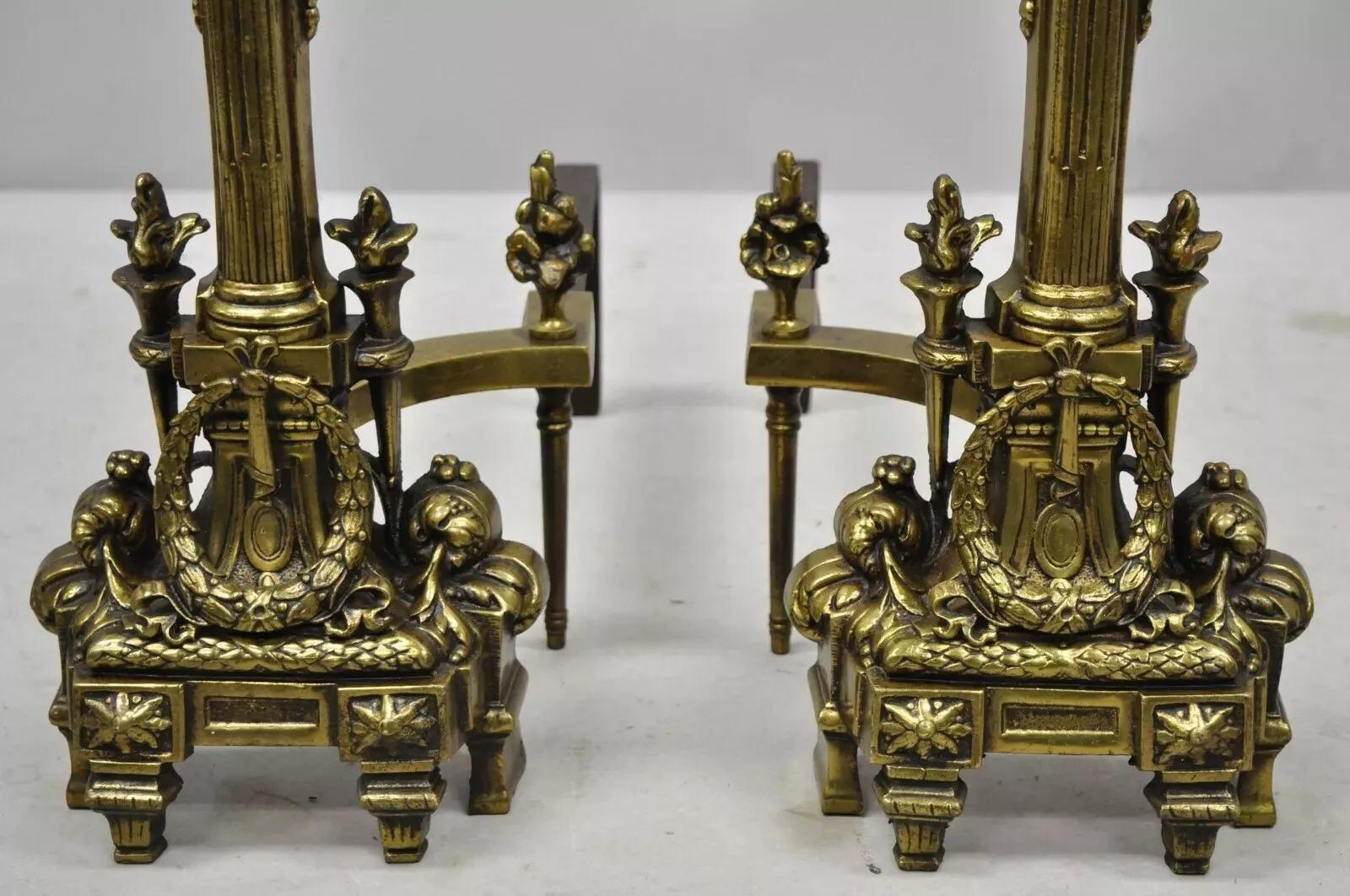 Französische Empire-Messing-Bronze-Säulen-Feuerböcke im Vintage-Stil mit Flammen-Finish, Französisches Empire-Stil, Paar (20. Jahrhundert) im Angebot