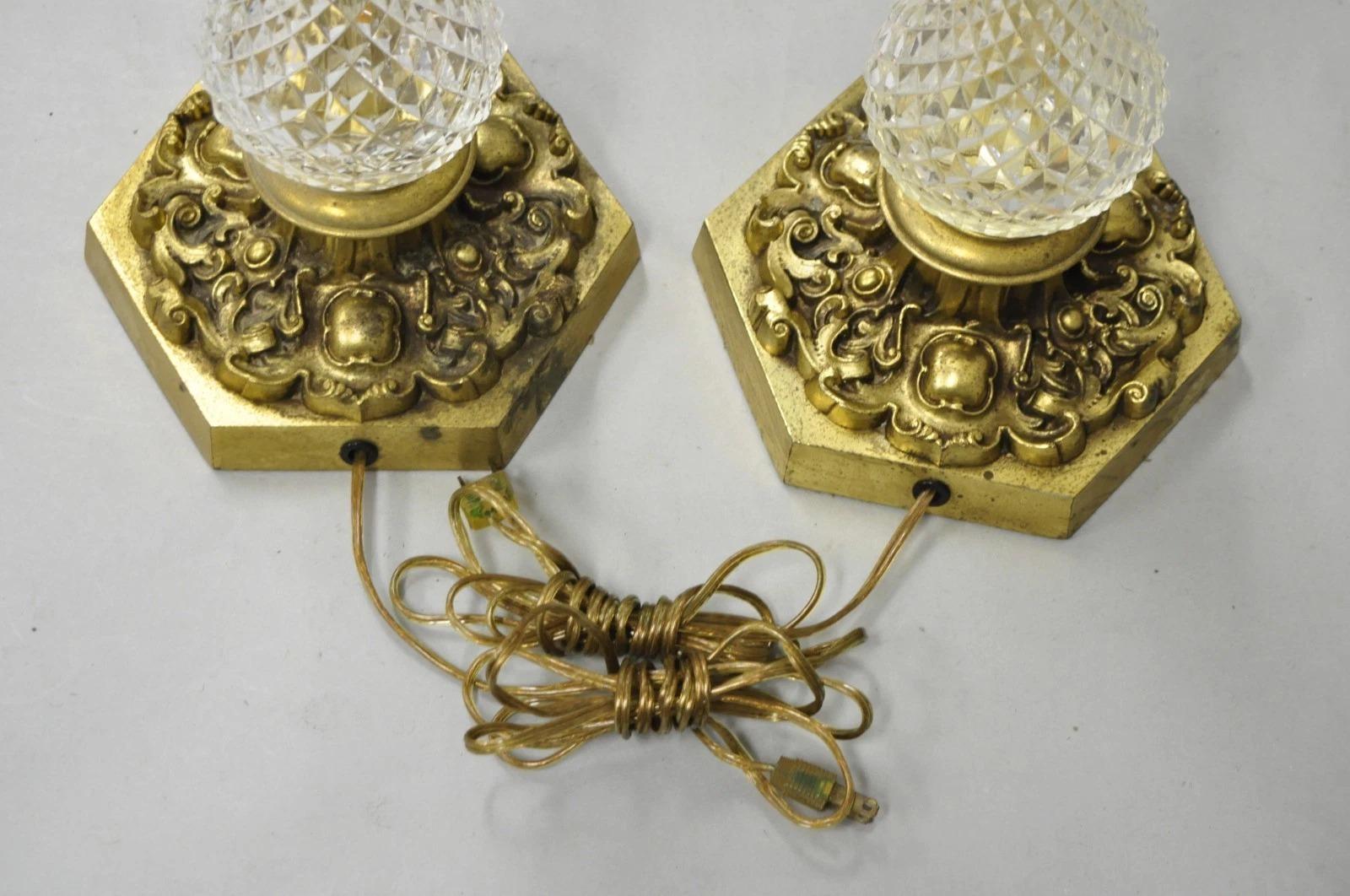 Paire de lampes de table Empire en laiton et cristal à colonne en verre 