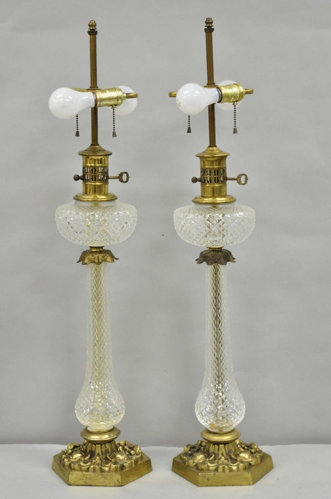Paire de lampes de table Empire en laiton et cristal à colonne en verre 
