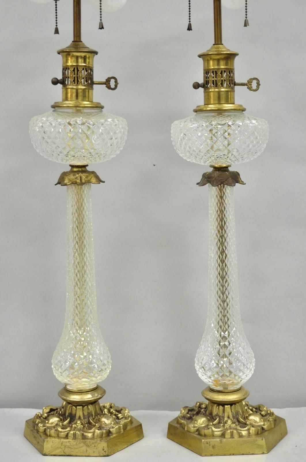 Inconnu Paire de lampes de table Empire en laiton et cristal à colonne en verre 