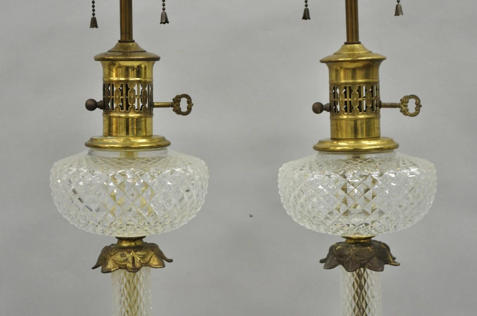 20ième siècle Paire de lampes de table Empire en laiton et cristal à colonne en verre 