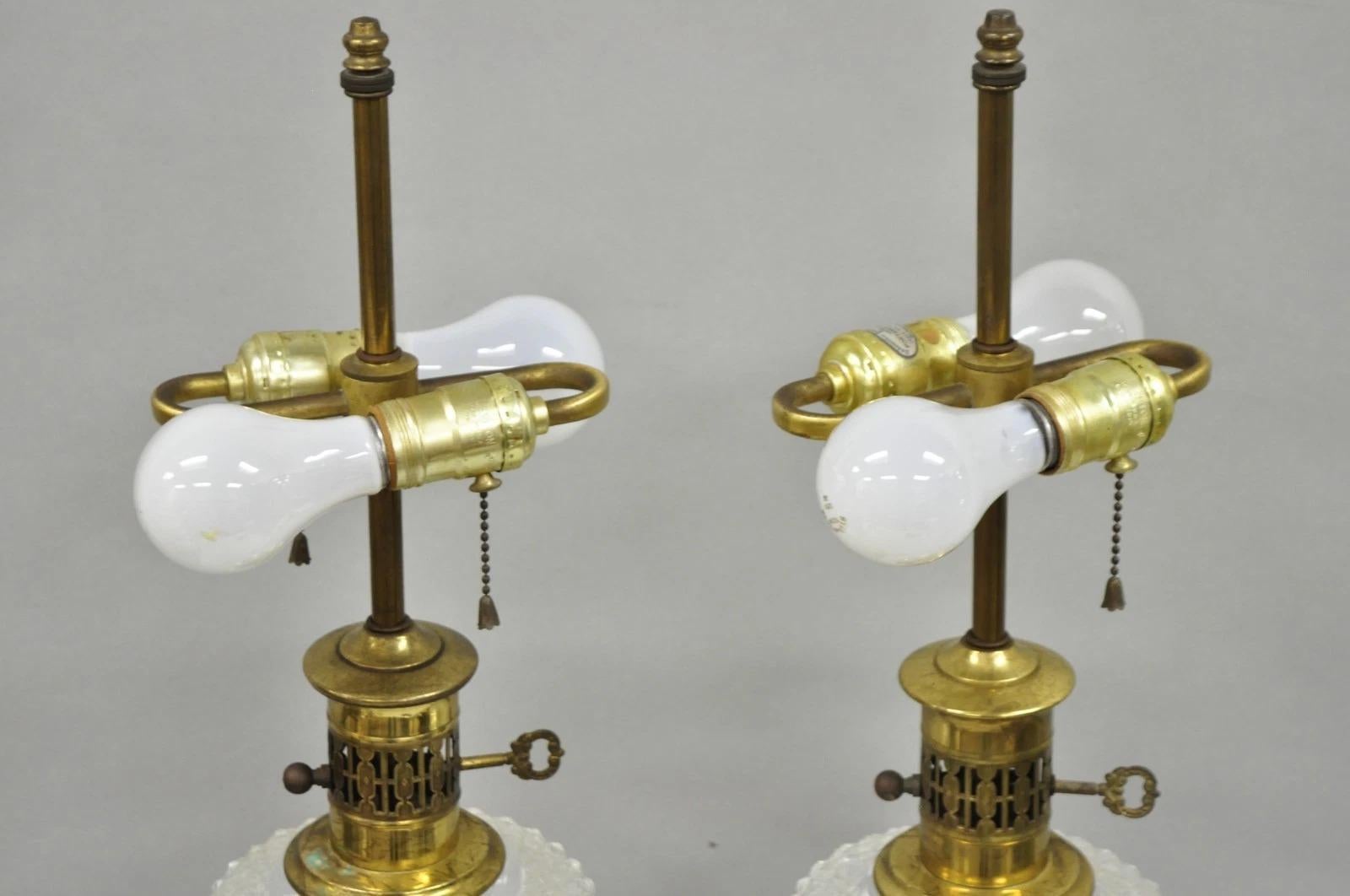 Paire de lampes de table Empire en laiton et cristal à colonne en verre 