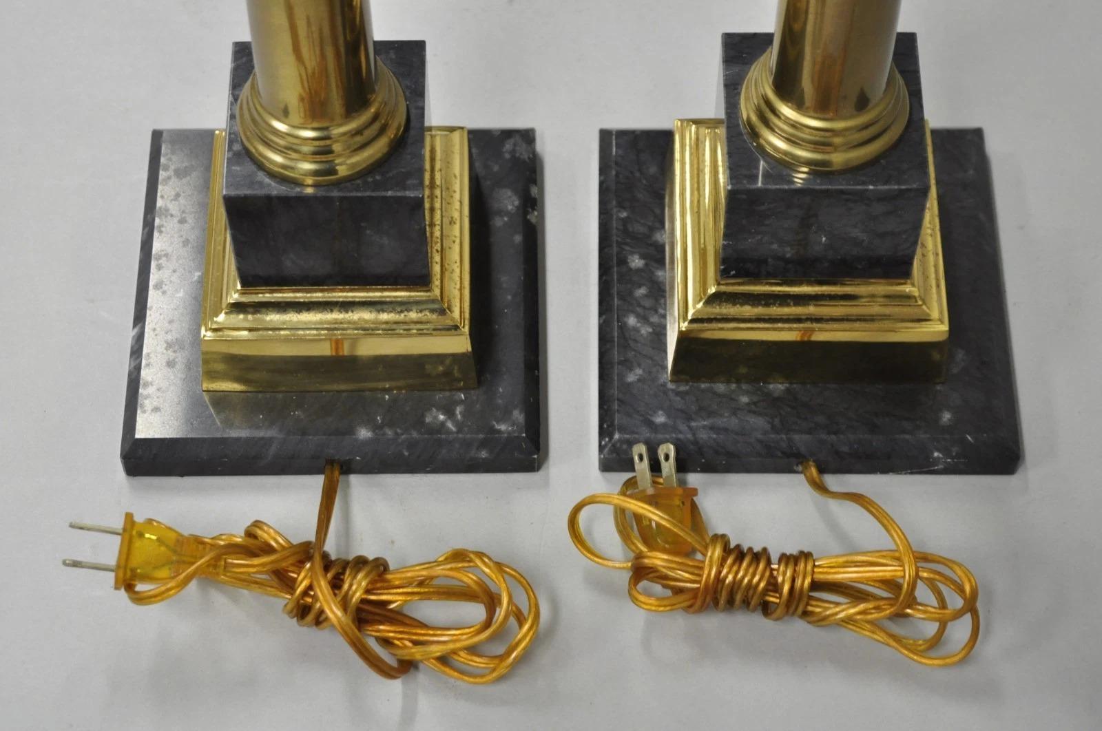 Pareja de lámparas de sobremesa de columna de mármol negro italiano y latón del Imperio francés (B) en venta 4