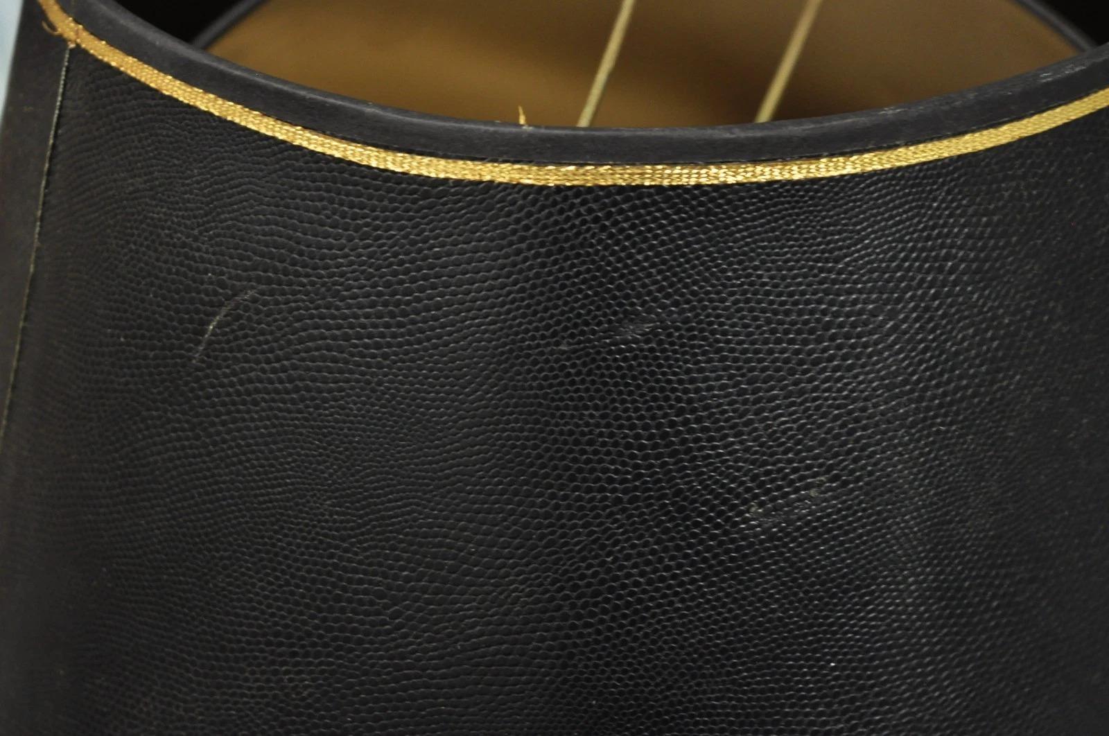 Pareja de lámparas de sobremesa de columna de mármol negro italiano y latón del Imperio francés (B) en venta 5