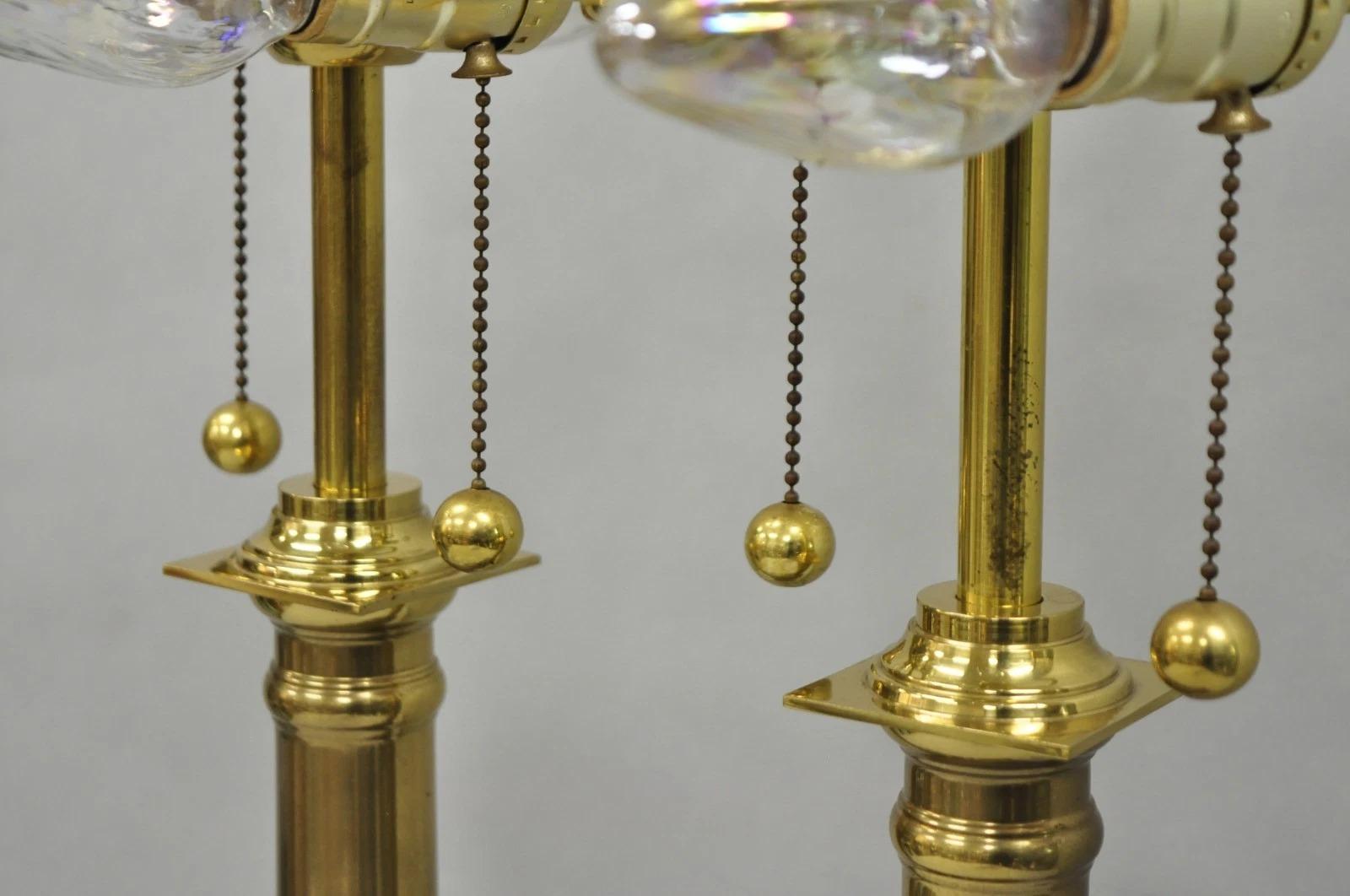 Pareja de lámparas de sobremesa de columna de mármol negro italiano y latón del Imperio francés (B) en venta 6