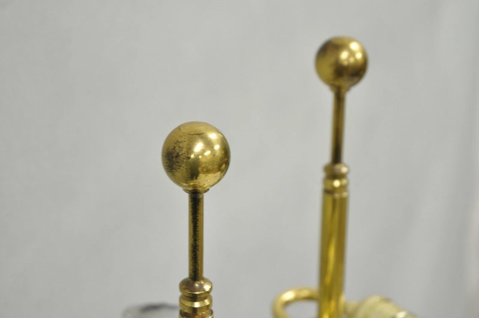 Pareja de lámparas de sobremesa de columna de mármol negro italiano y latón del Imperio francés (B) en venta 7