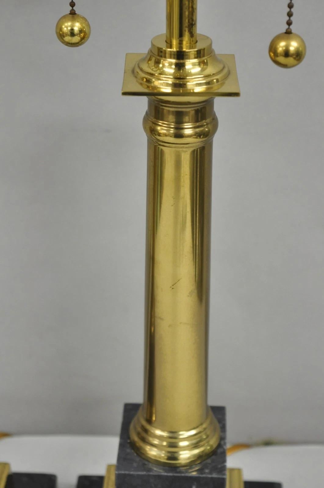 Pareja de lámparas de sobremesa de columna de mármol negro italiano y latón del Imperio francés (B) en venta 10