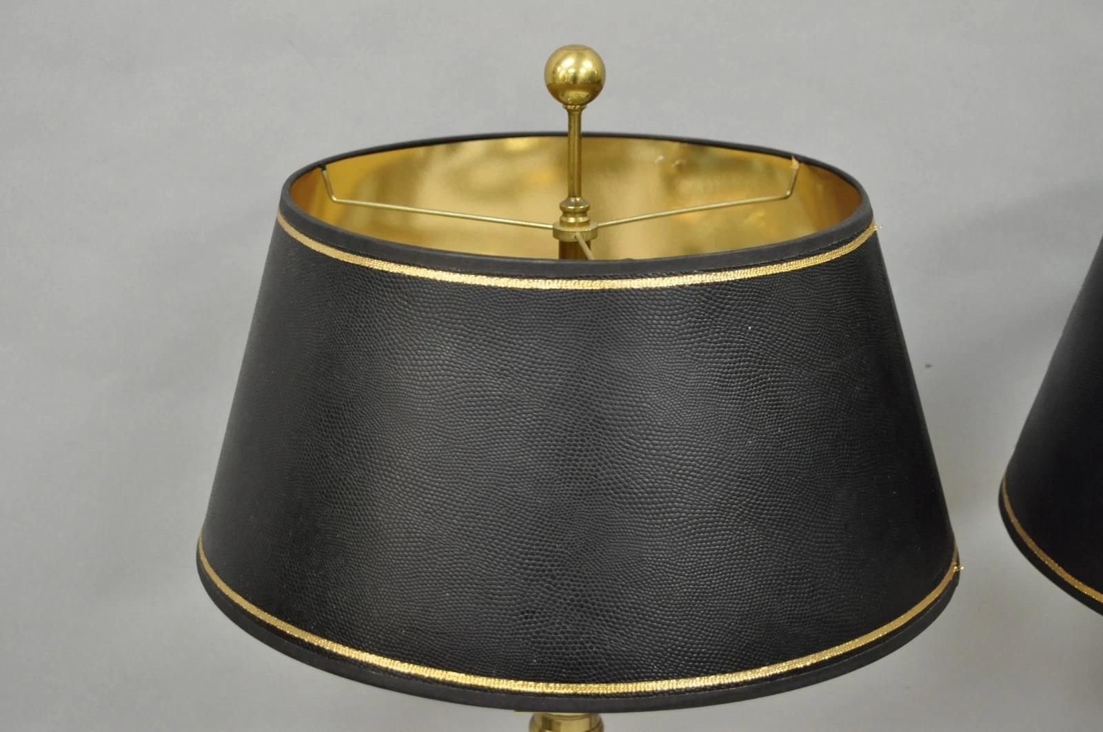 Pareja de lámparas de sobremesa de columna de mármol negro italiano y latón del Imperio francés (B) Desconocido en venta