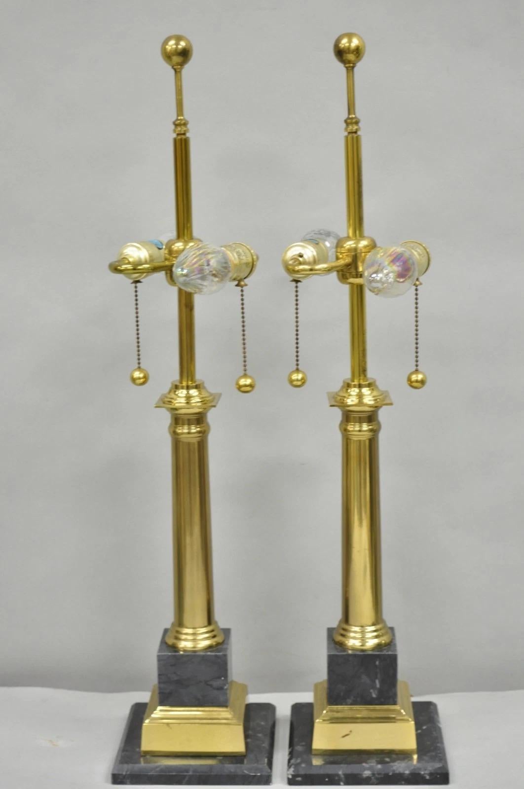 Pareja de lámparas de sobremesa de columna de mármol negro italiano y latón del Imperio francés (B) en Bueno estado para la venta en Philadelphia, PA
