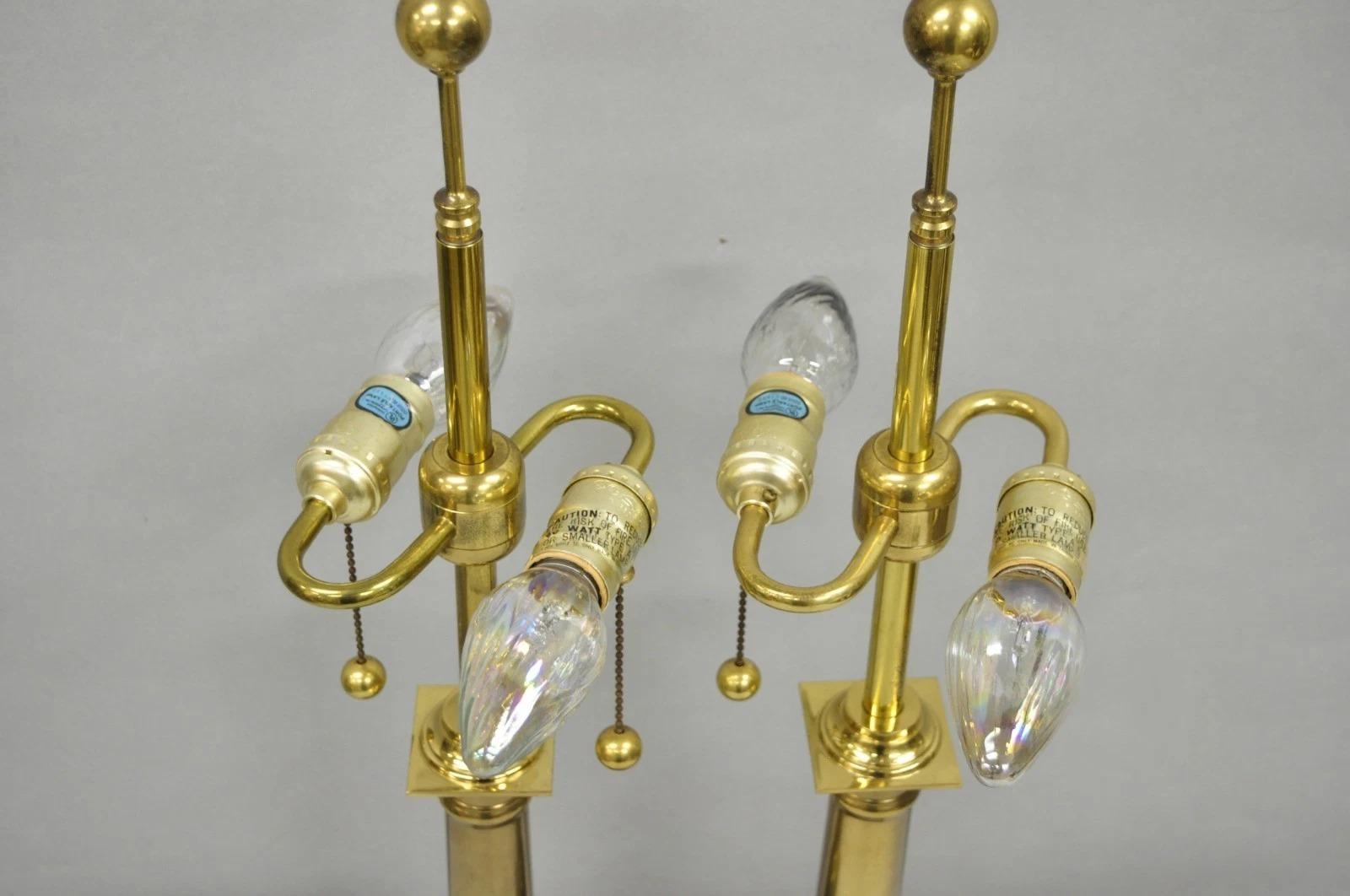 Pareja de lámparas de sobremesa de columna de mármol negro italiano y latón del Imperio francés (B) Latón en venta