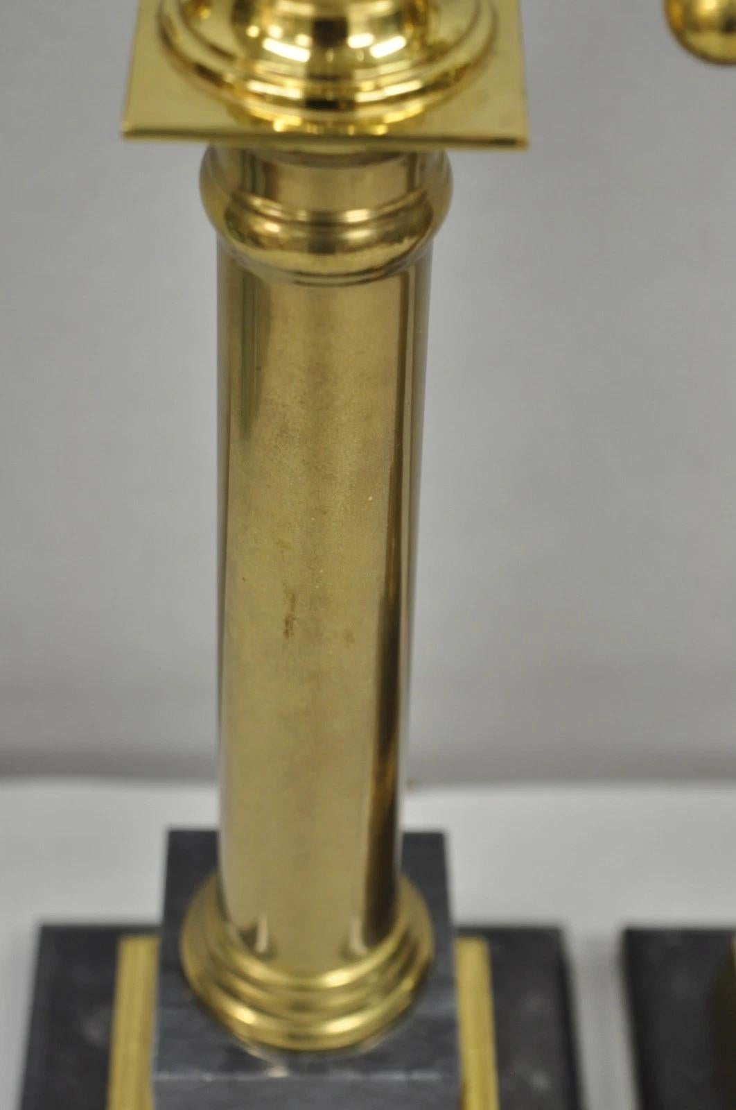 Pareja de lámparas de sobremesa de columna de mármol negro italiano y latón del Imperio francés (B) en venta 1