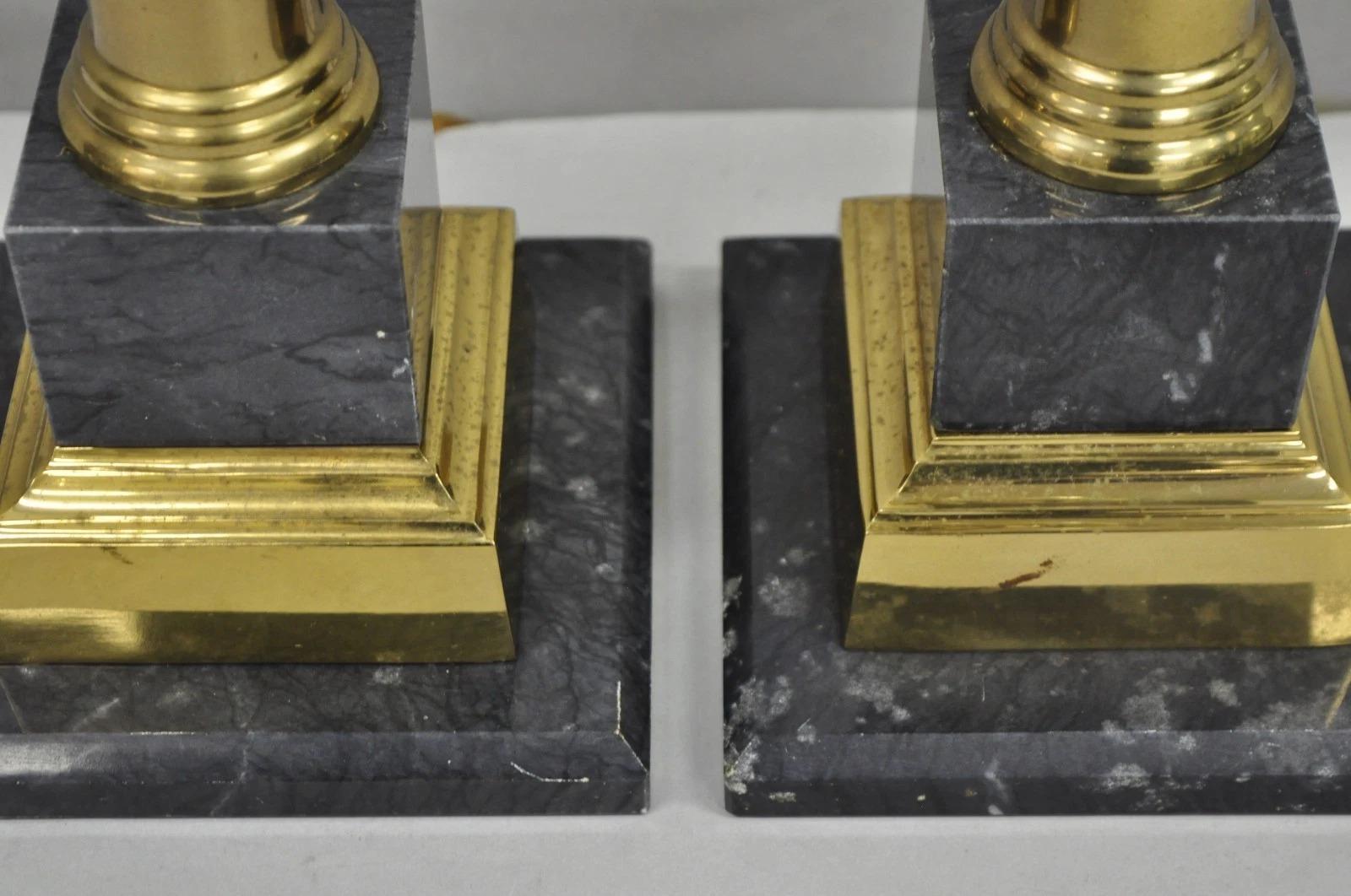 Pareja de lámparas de sobremesa de columna de mármol negro italiano y latón del Imperio francés (B) en venta 2