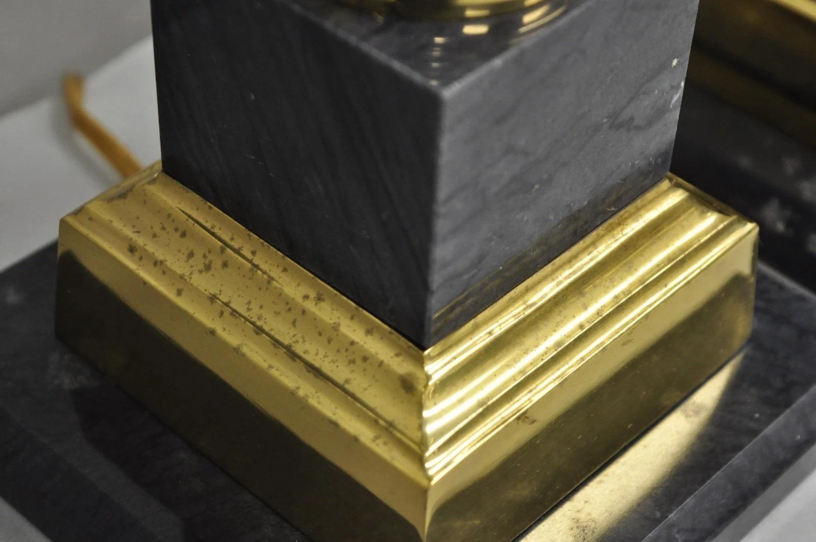 Pareja de lámparas de sobremesa de columna de mármol negro italiano y latón del Imperio francés (B) en venta 3