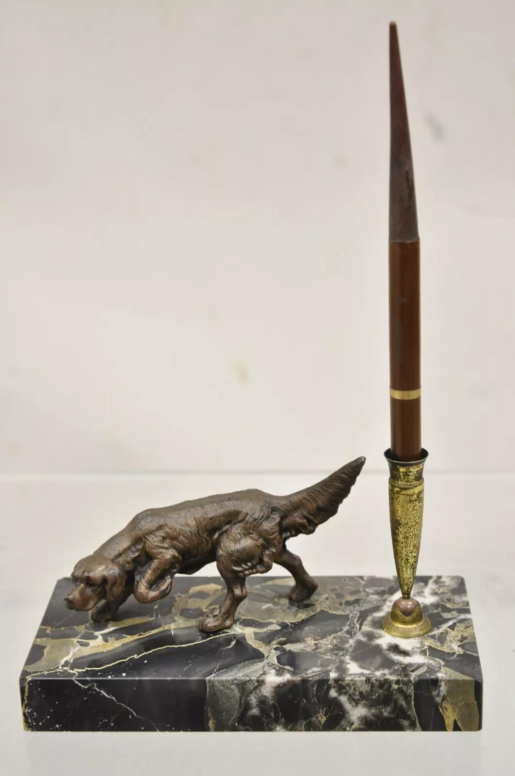 Porte-stylos de bureau vintage en bronze Empire pour chien de chasse sur base en marbre. Circa Mid 20th Century. Dimensions : 3,5