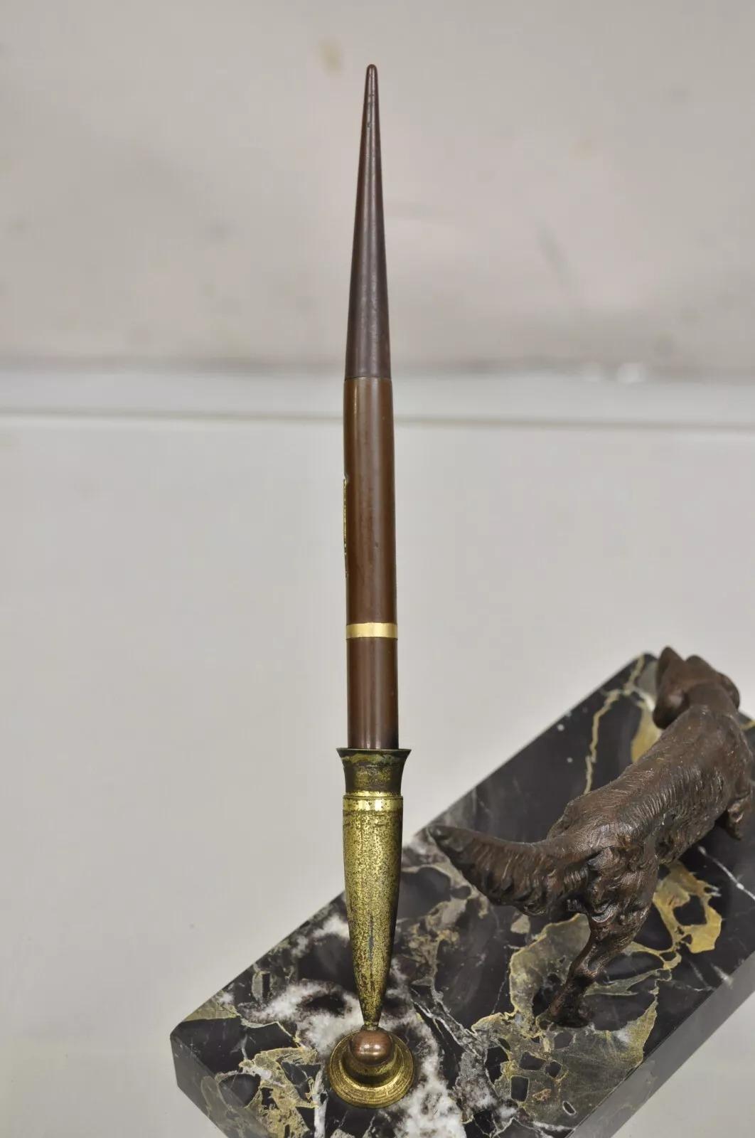20ième siècle Porte-stylos de bureau en bronze Empire français pour chien de chasse sur socle en marbre en vente
