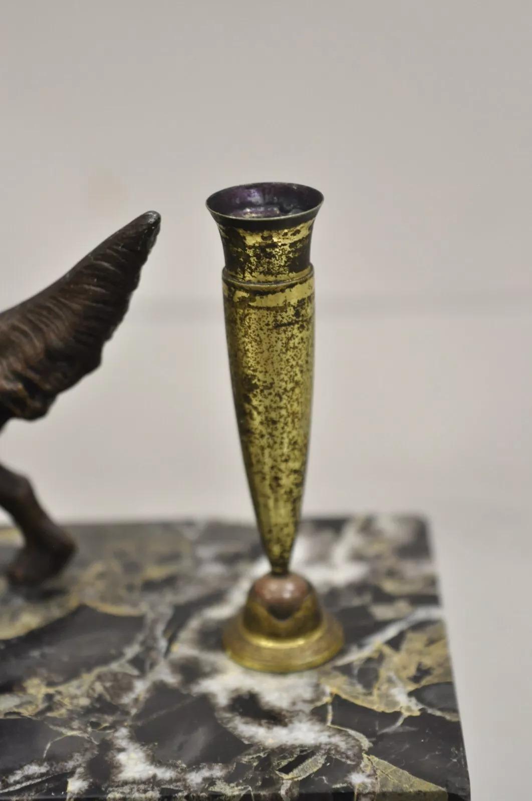 Marbre Porte-stylos de bureau en bronze Empire français pour chien de chasse sur socle en marbre en vente