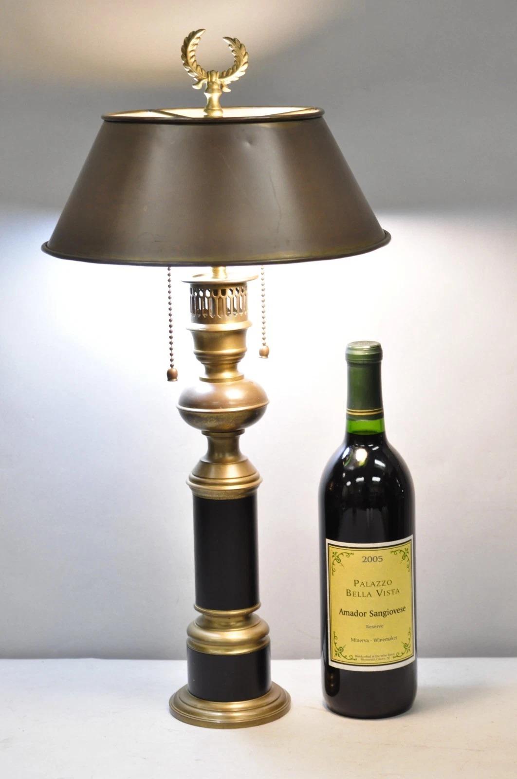 Vintage French Empire Brüniertes Messing Kleine Bouillotte Schwarze Säule Tischlampe. Circa Mitte des 20. Jahrhunderts. Abmessungen: 21