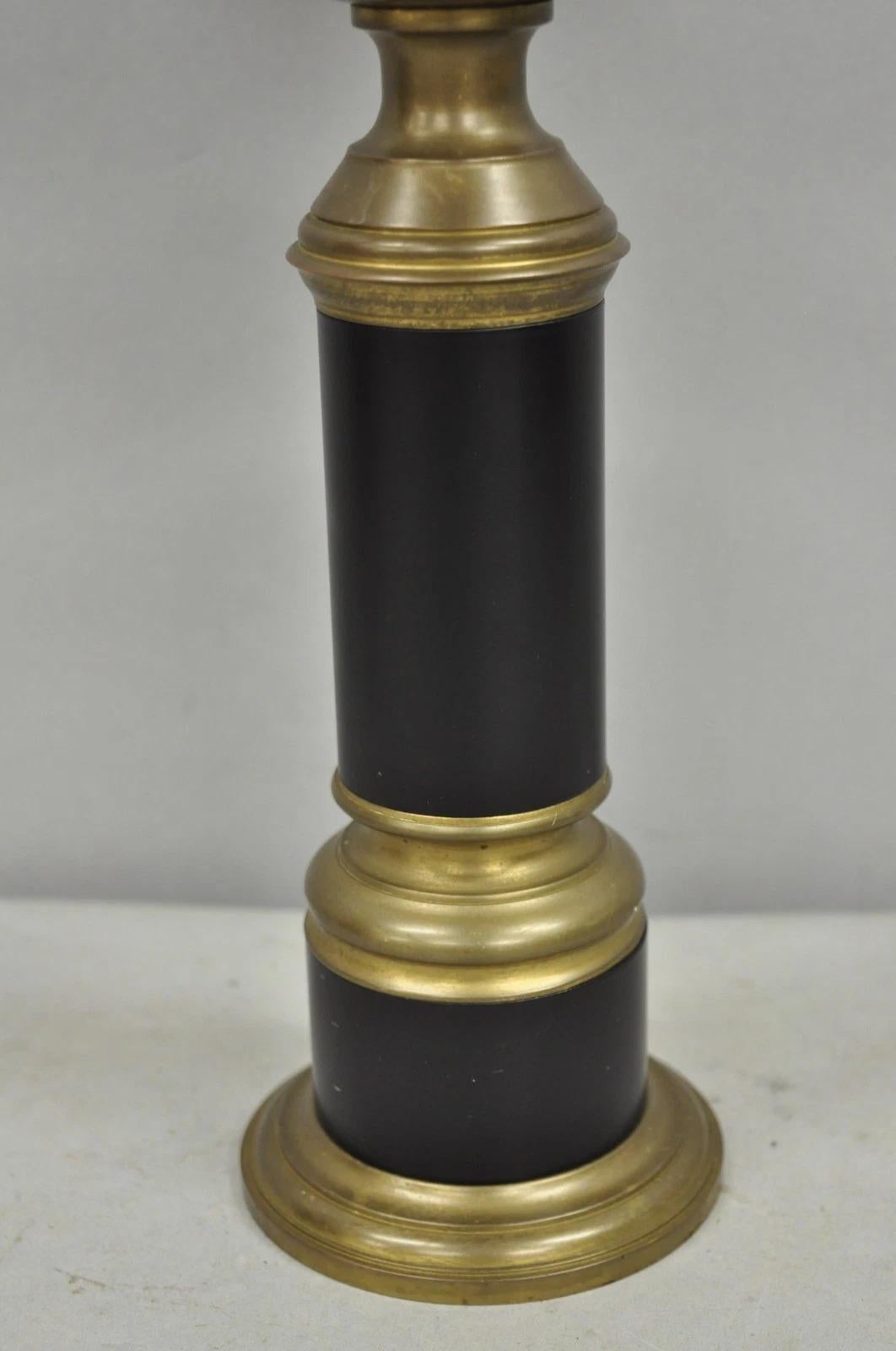 Vintage French Empire Brüniertes Messing Kleine Bouillotte Schwarze Säule Tischlampe (20. Jahrhundert) im Angebot