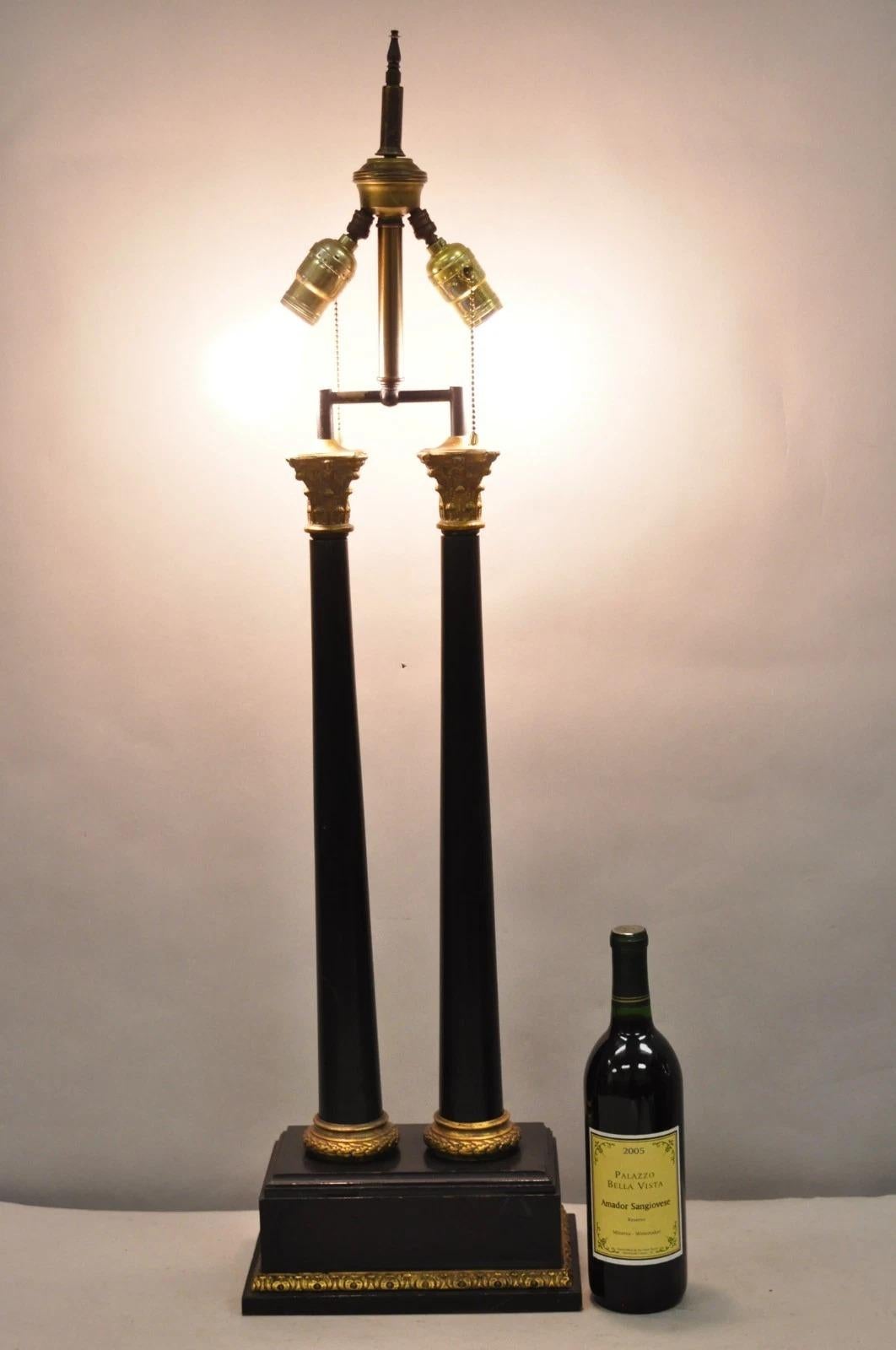 Vintage Französisch Reich neoklassischen Doppel hölzernen korinthischen Säule Schwarz & Gold Tischlampe. Circa Mitte des 20. Jahrhunderts. Abmessungen: 38