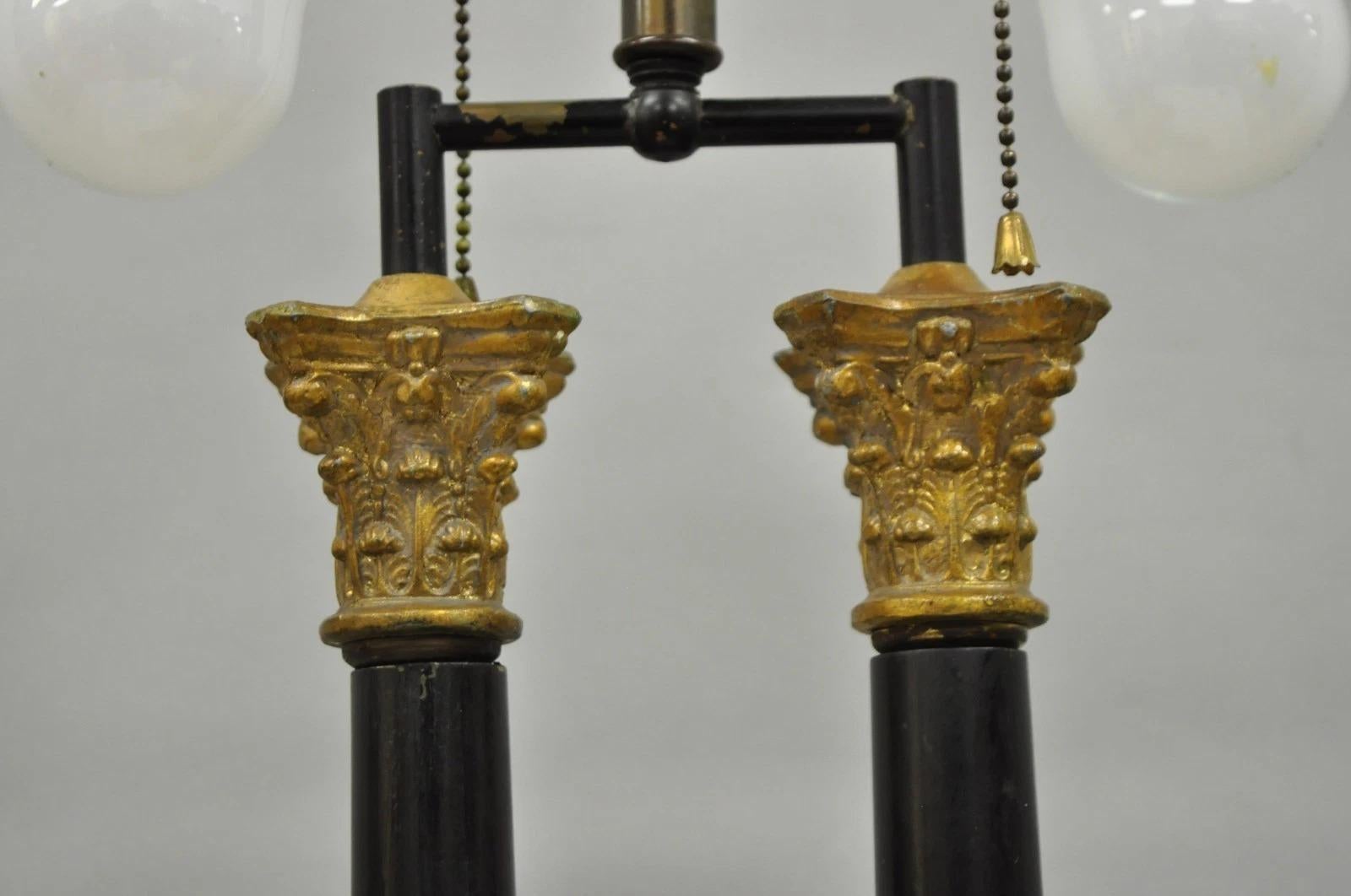 Vintage Französisch Empire Doppel hölzerne korinthische Säule Schwarz & Gold Tischlampe im Zustand „Gut“ im Angebot in Philadelphia, PA