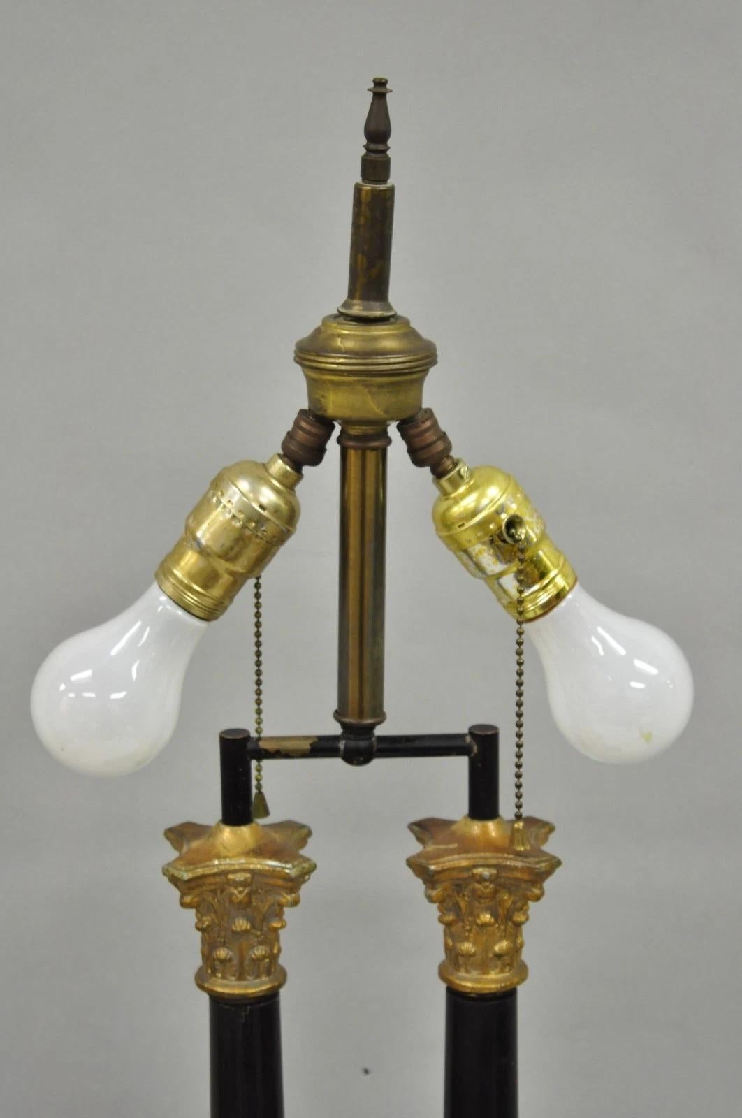 Vintage Französisch Empire Doppel hölzerne korinthische Säule Schwarz & Gold Tischlampe im Angebot 1