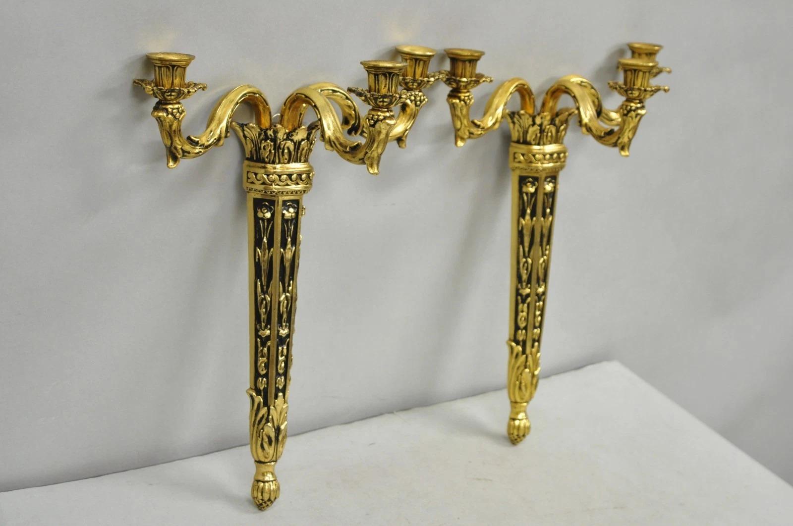Autre Paire d'appliques murales Empire en métal doré à 3 bras de torche en vente