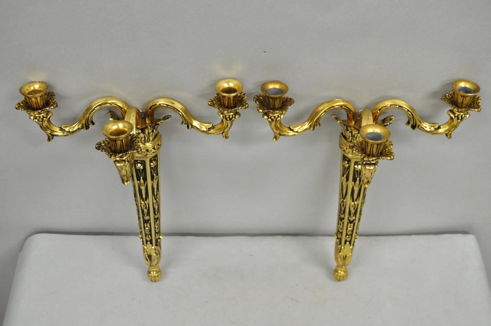 Inconnu Paire d'appliques murales Empire en métal doré à 3 bras de torche en vente
