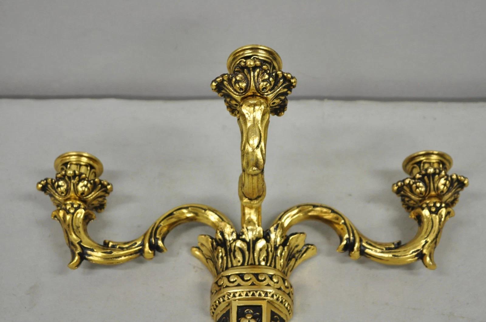 Paire d'appliques murales Empire en métal doré à 3 bras de torche en vente 1