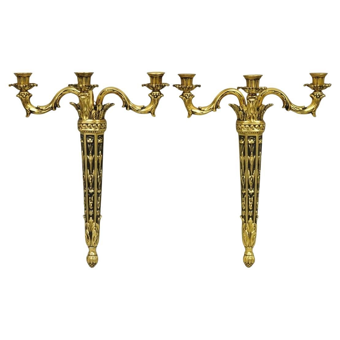 Paire d'appliques murales Empire en métal doré à 3 bras de torche en vente