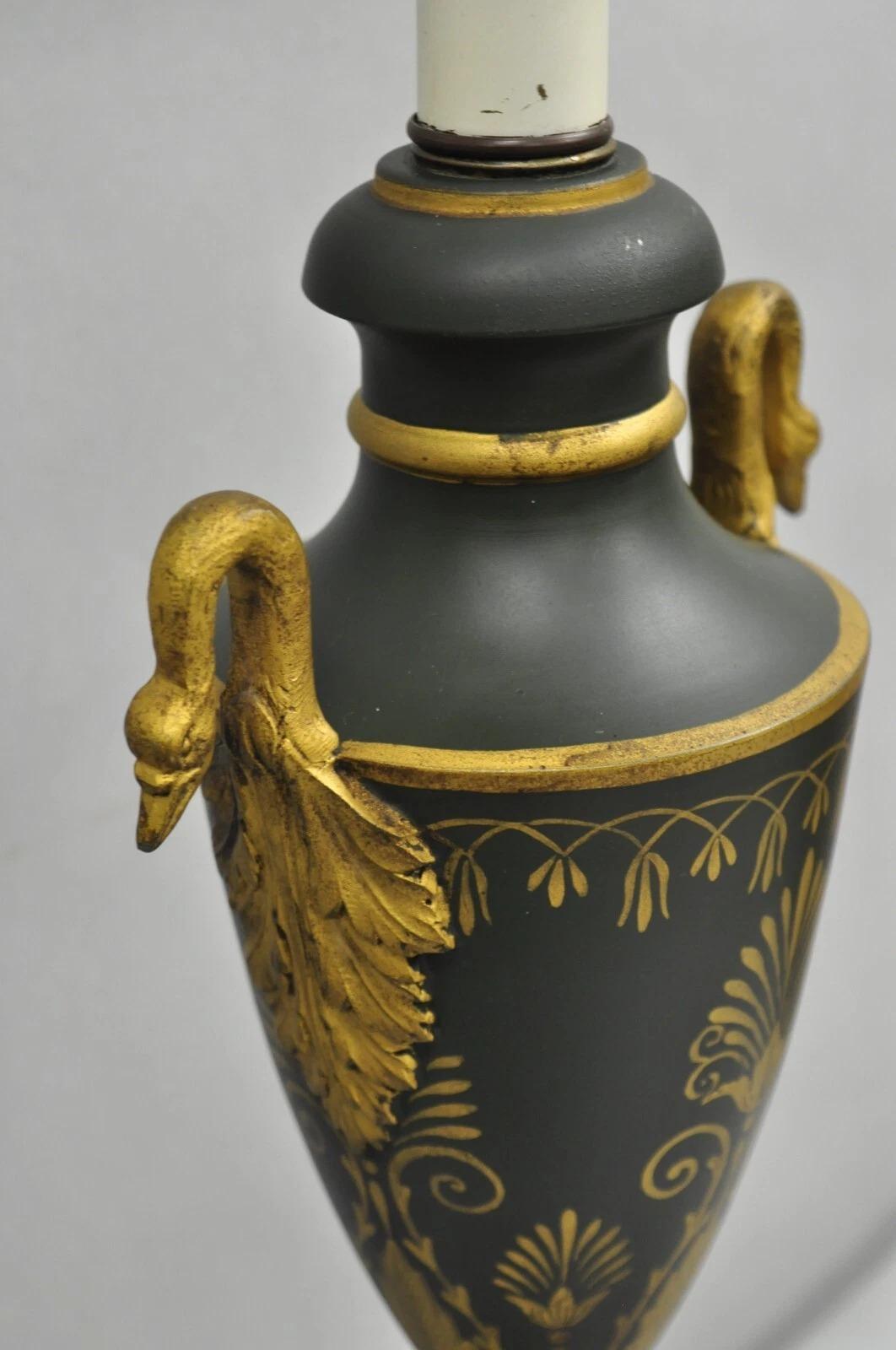 Vintage Französisch Empire Grün Tole Metall Gold Swan gemalt Urne Tischlampe im Angebot 6