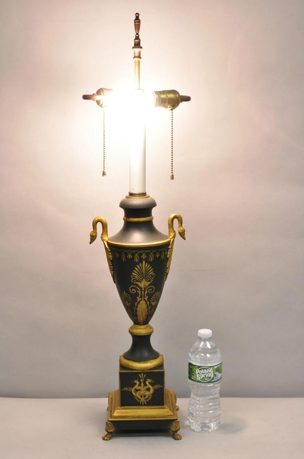 Vintage Französisch Reich neoklassischen Grün Tole Metall Gold Schwan gemalt Urne Form Tischlampe. Circa Mitte des 20. Jahrhunderts. Abmessungen: 32