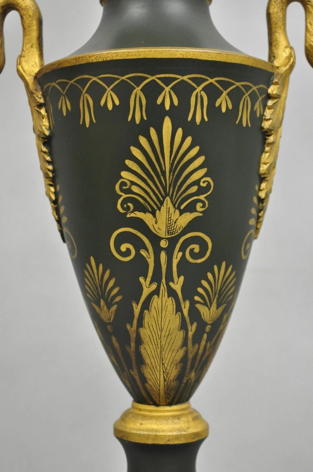 Vintage Französisch Empire Grün Tole Metall Gold Swan gemalt Urne Tischlampe im Zustand „Gut“ im Angebot in Philadelphia, PA
