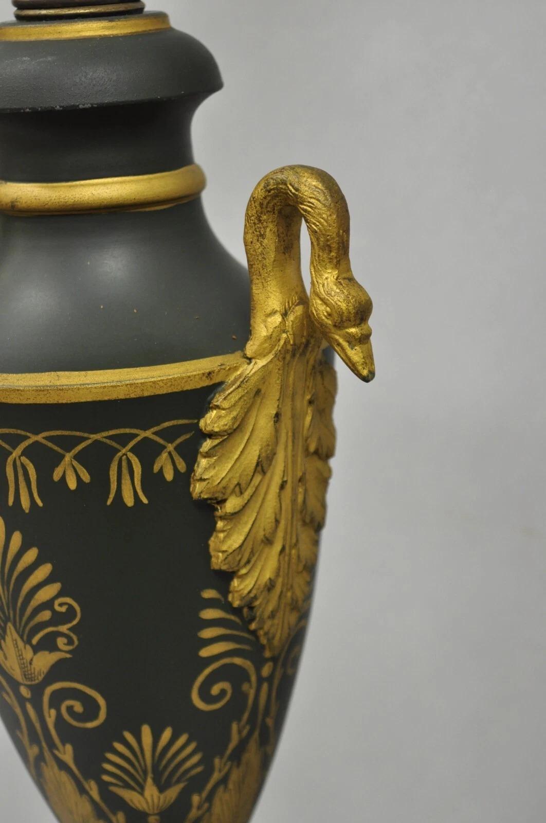 Vintage Französisch Empire Grün Tole Metall Gold Swan gemalt Urne Tischlampe (20. Jahrhundert) im Angebot