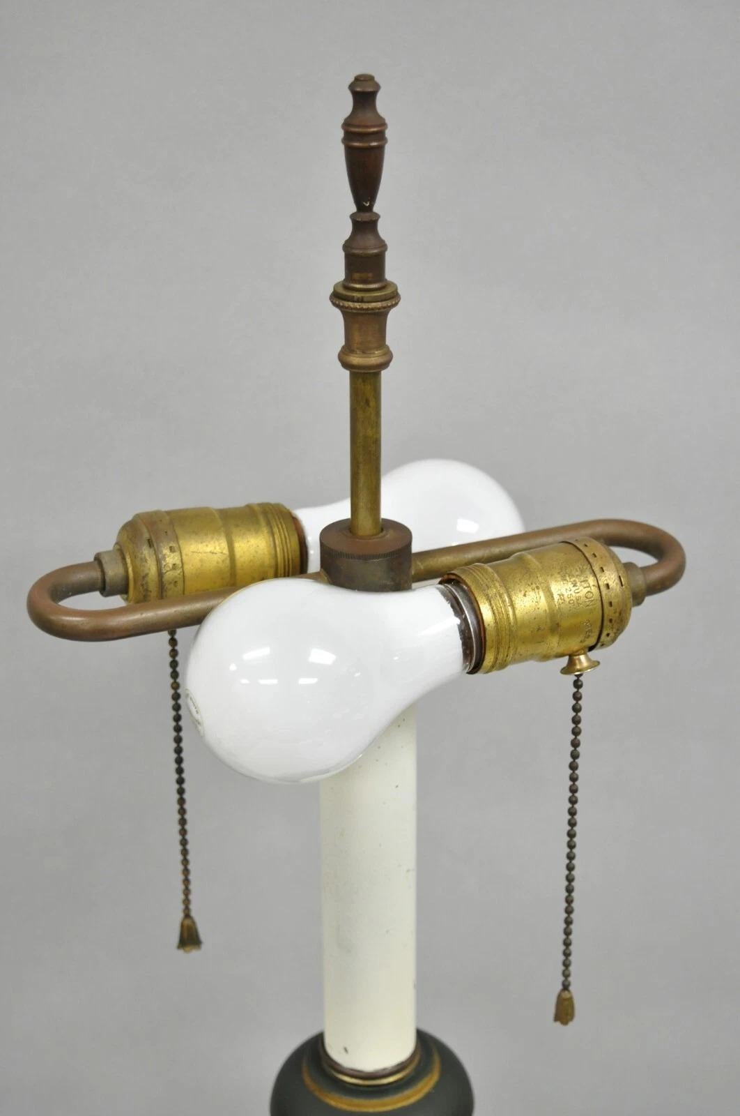 Vintage Französisch Empire Grün Tole Metall Gold Swan gemalt Urne Tischlampe im Angebot 1