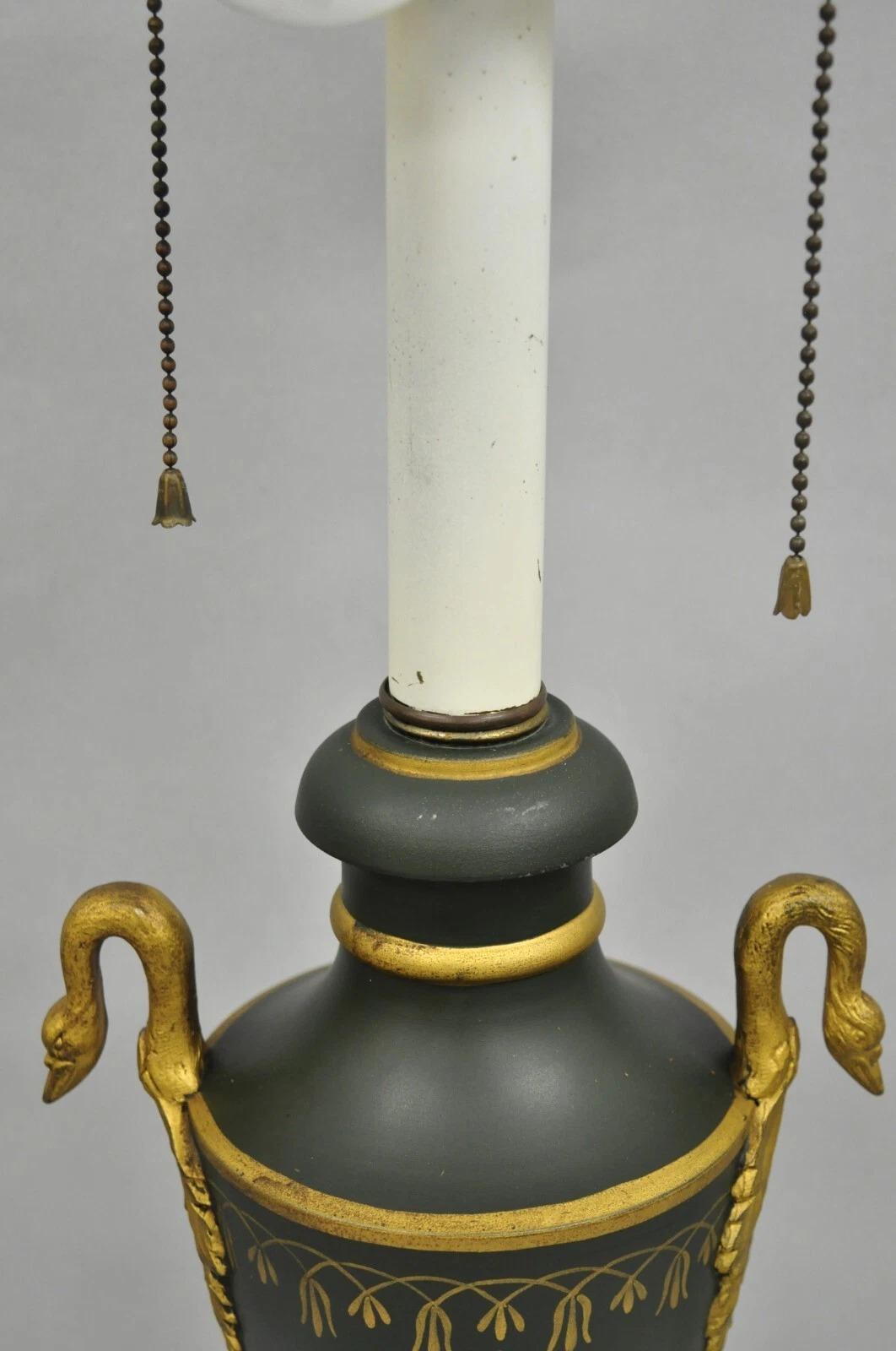Vintage Französisch Empire Grün Tole Metall Gold Swan gemalt Urne Tischlampe im Angebot 2