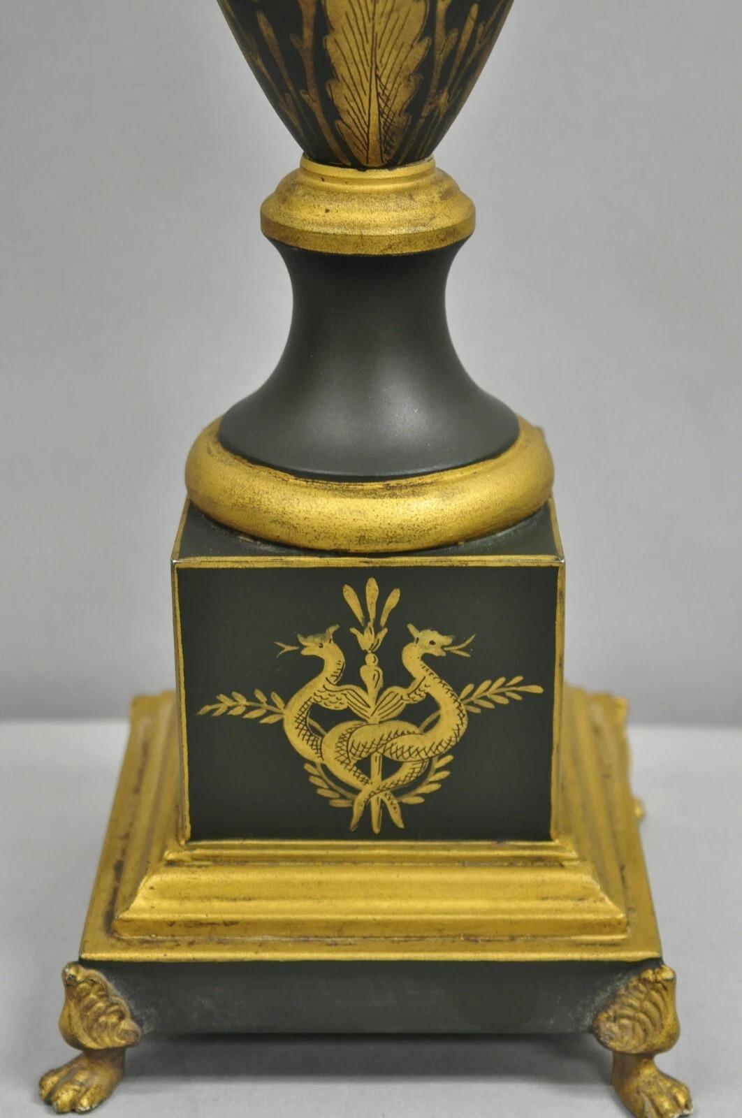 Vintage Französisch Empire Grün Tole Metall Gold Swan gemalt Urne Tischlampe im Angebot 3