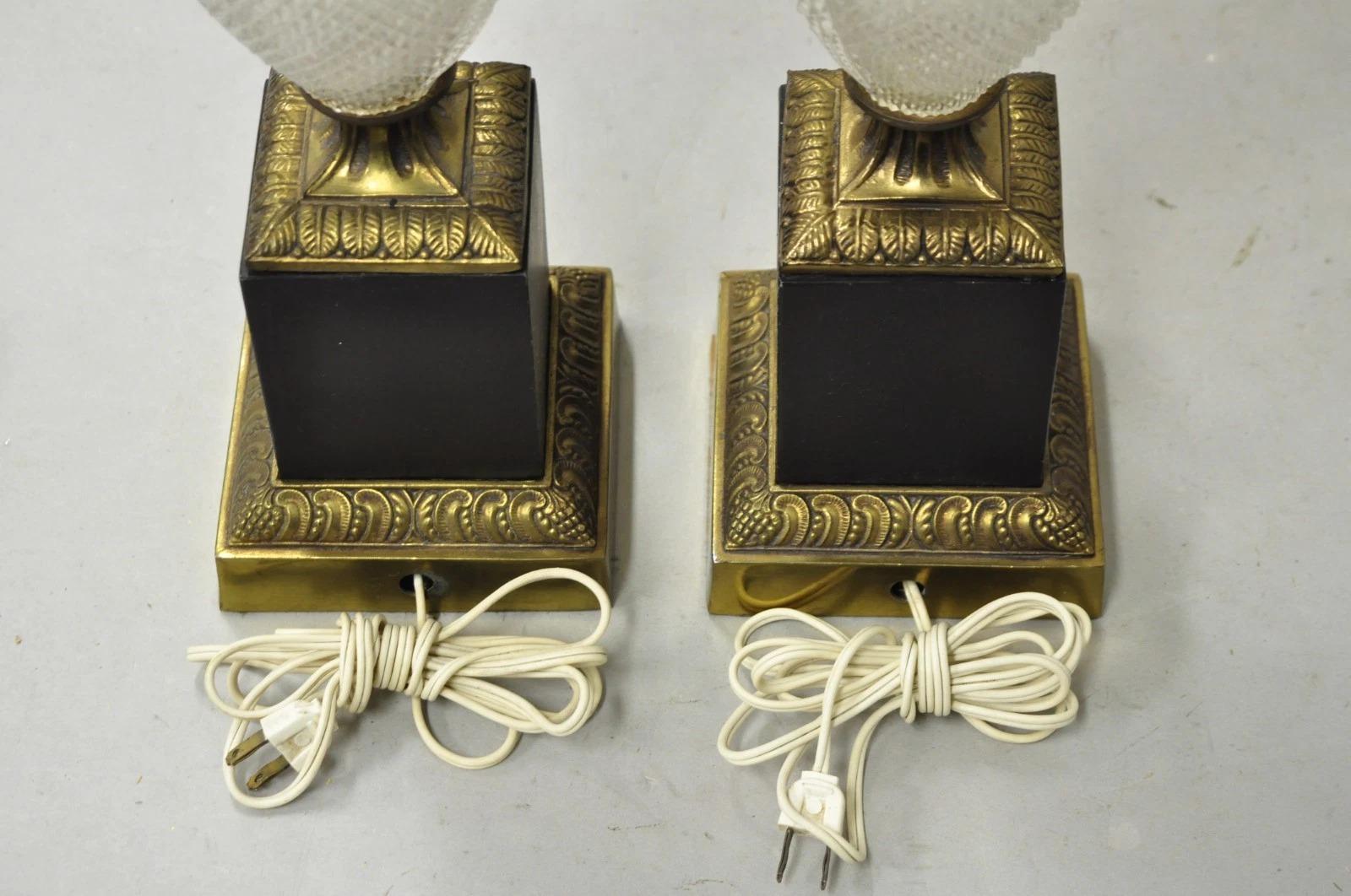 Lampe de table vintage Empire français Hollywood Regency avec urne en cristal en verre taillé - Paire en vente 4