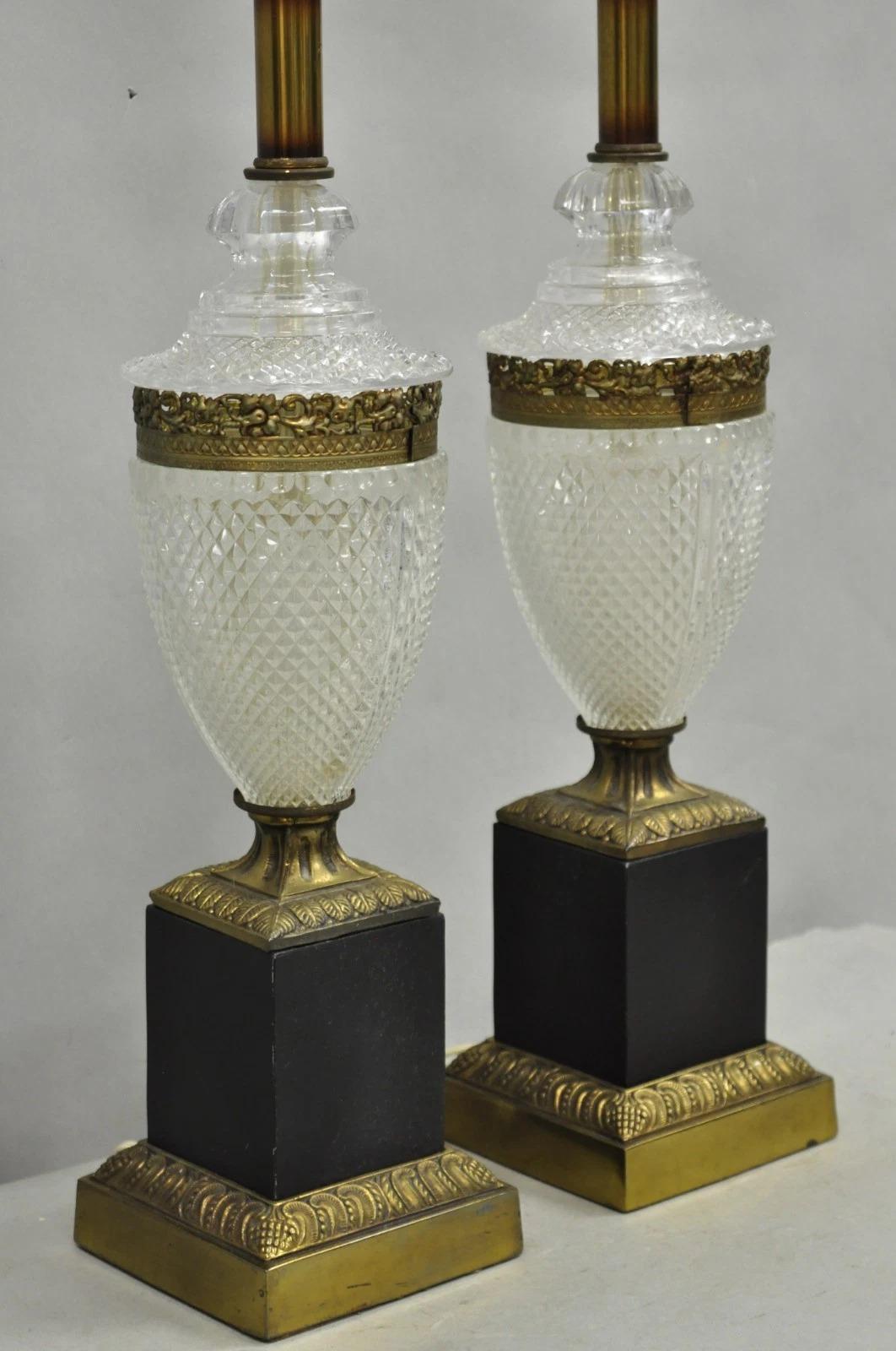 Lampe de table vintage Empire français Hollywood Regency avec urne en cristal en verre taillé - Paire en vente 5
