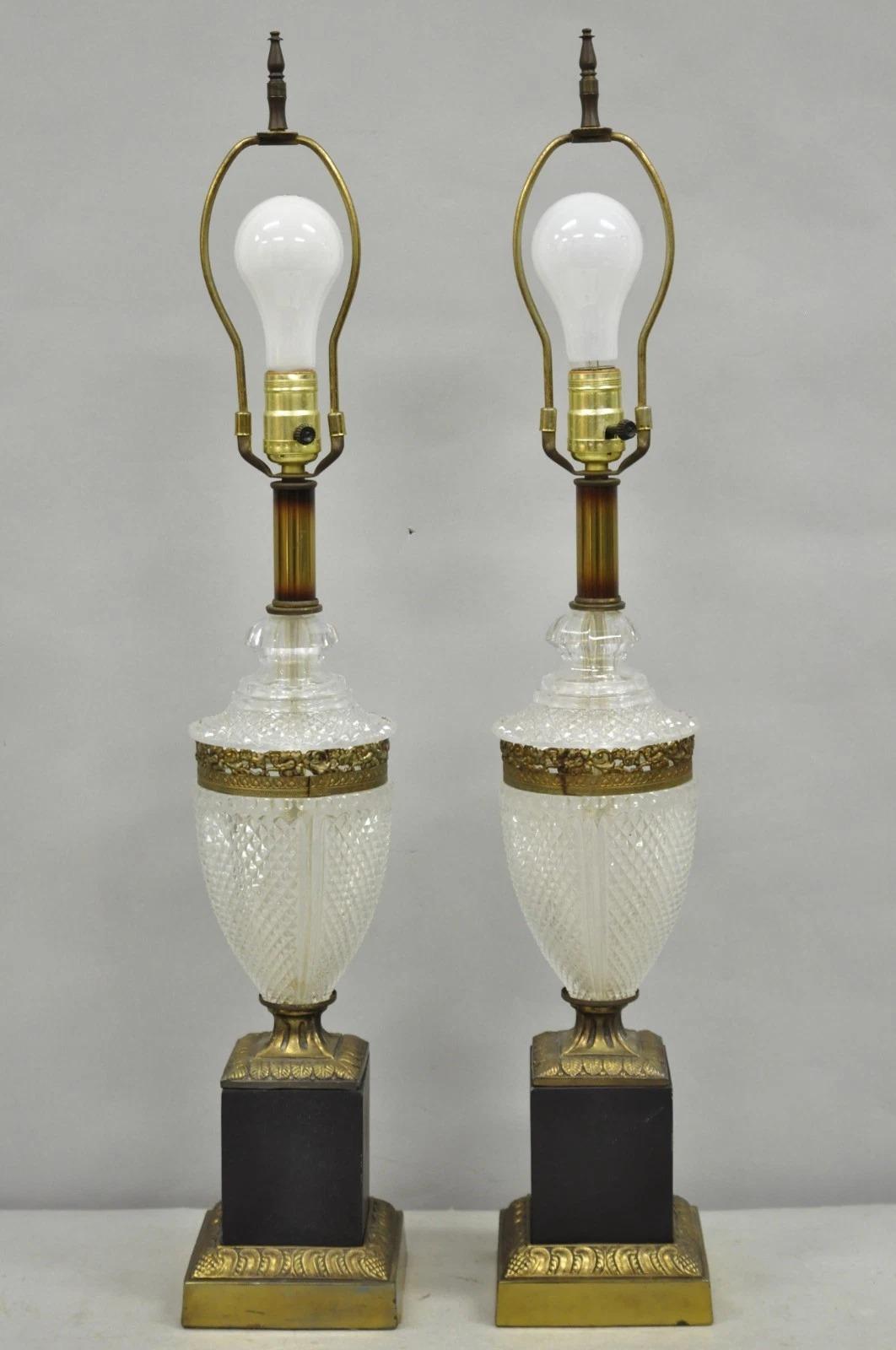 Lampe de table vintage Empire français Hollywood Regency avec urne en cristal en verre taillé - Paire en vente 6