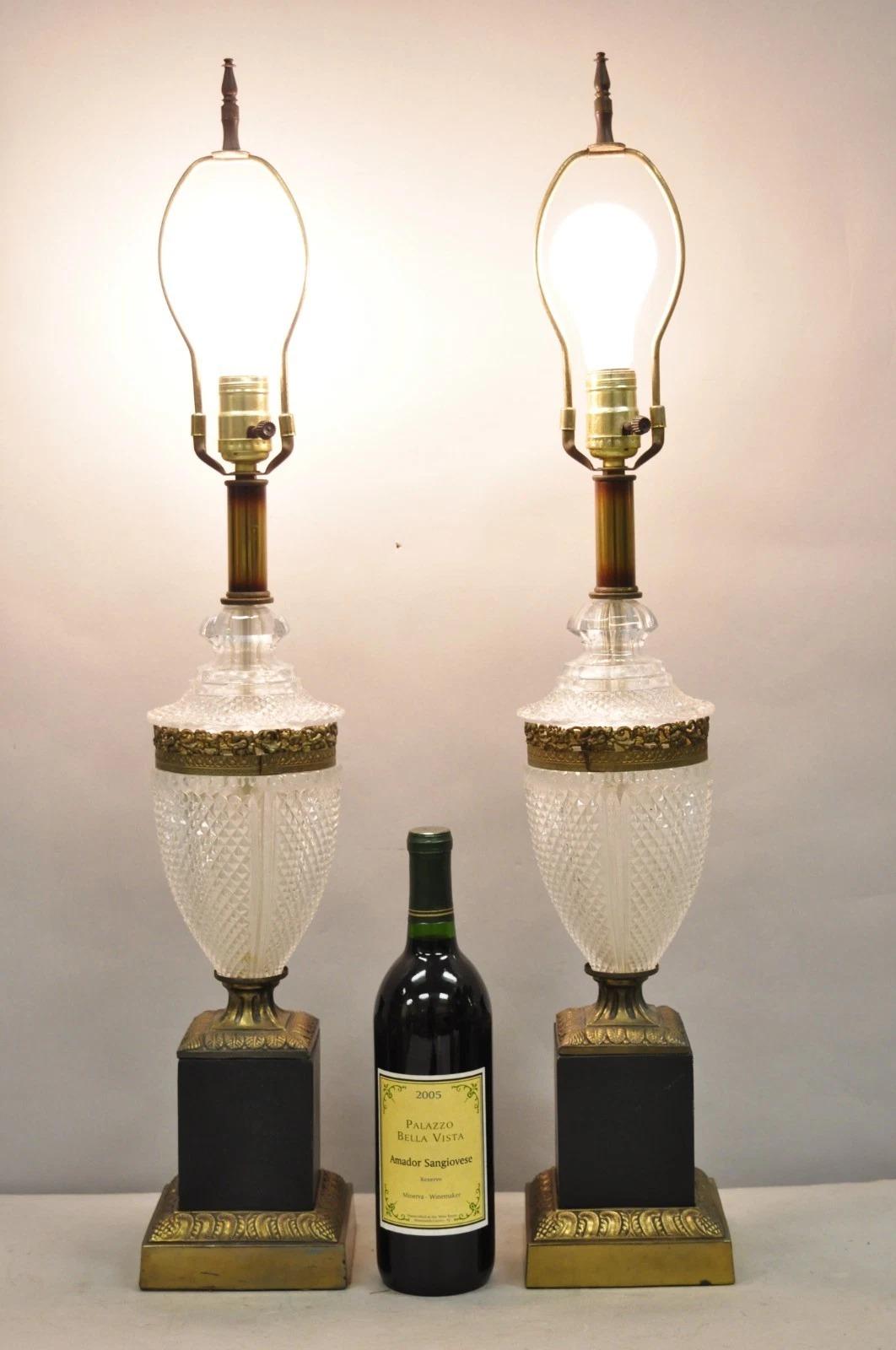 Paire de lampes de table en cristal de verre taillé, style Empire, Hollywood Regency. Circa Mid 20th Century. Dimensions : 31