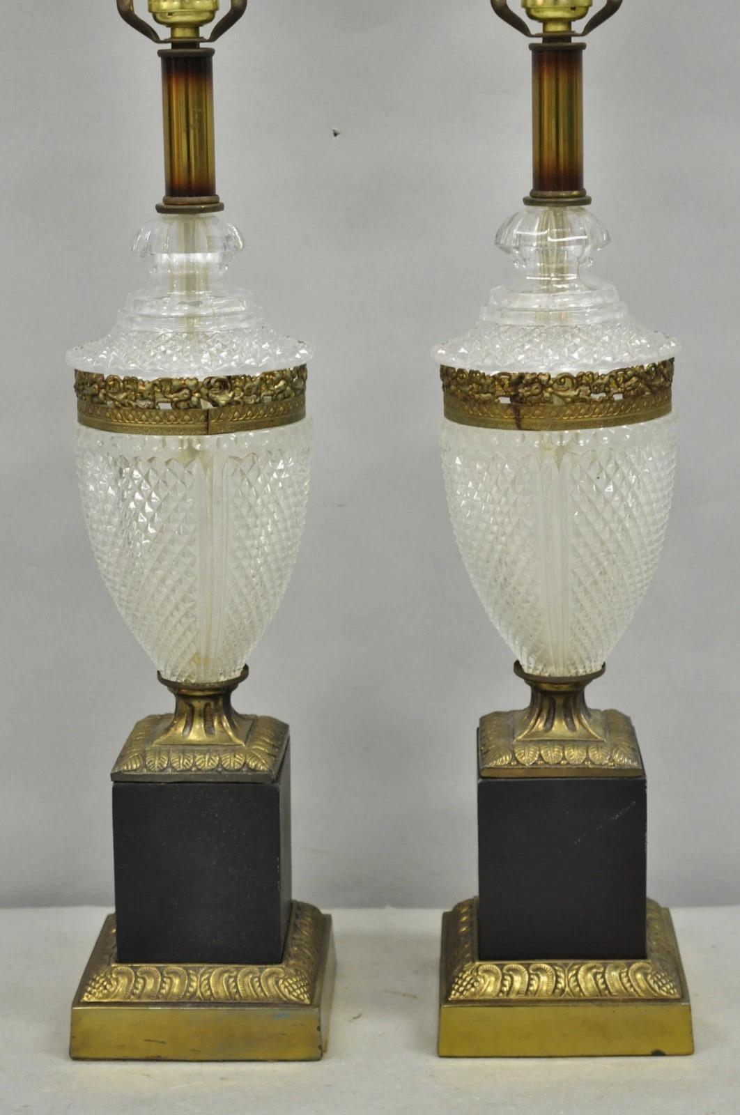Inconnu Lampe de table vintage Empire français Hollywood Regency avec urne en cristal en verre taillé - Paire en vente