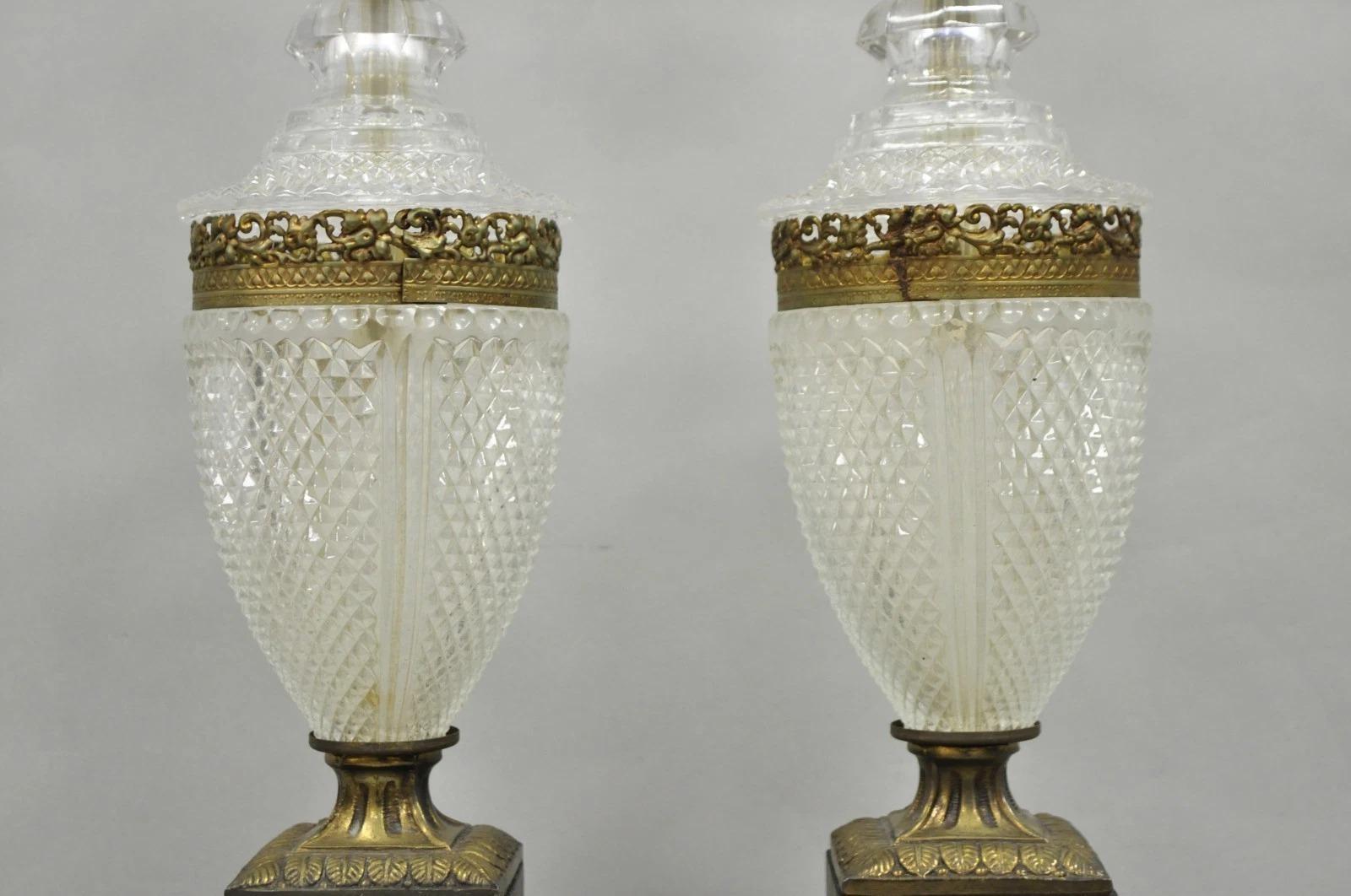 Lampe de table vintage Empire français Hollywood Regency avec urne en cristal en verre taillé - Paire Bon état - En vente à Philadelphia, PA