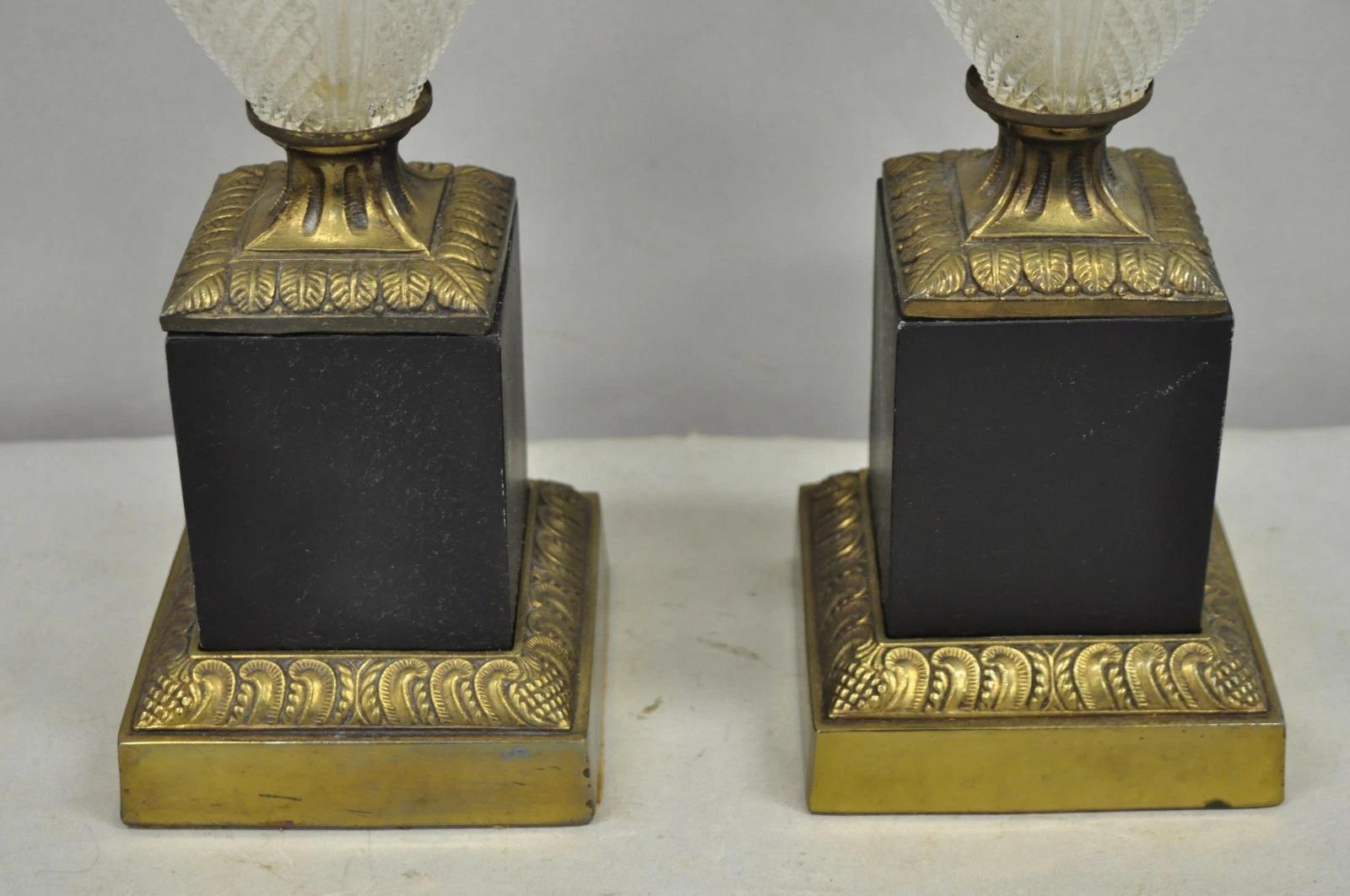 20ième siècle Lampe de table vintage Empire français Hollywood Regency avec urne en cristal en verre taillé - Paire en vente
