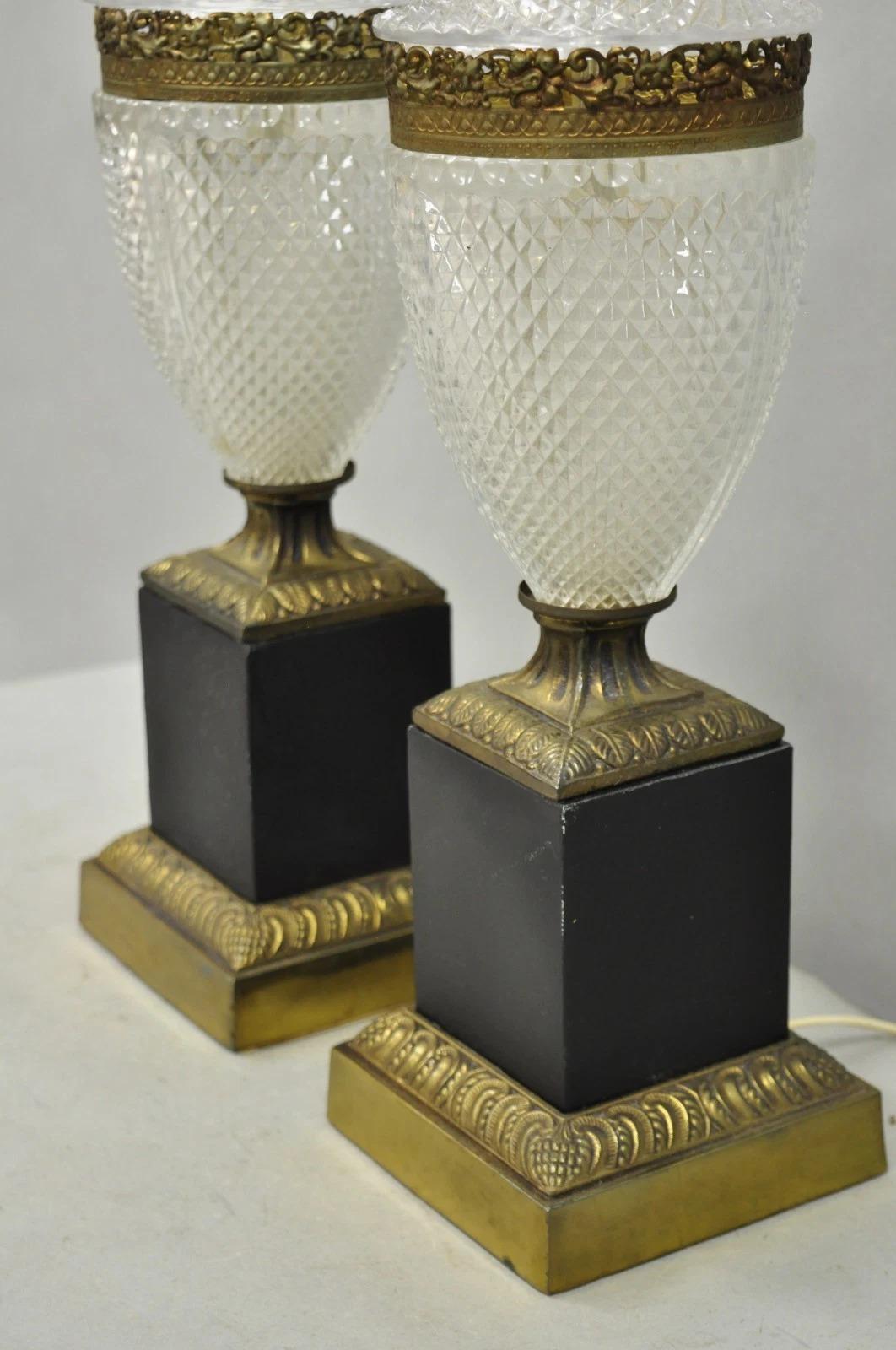 Laiton Lampe de table vintage Empire français Hollywood Regency avec urne en cristal en verre taillé - Paire en vente