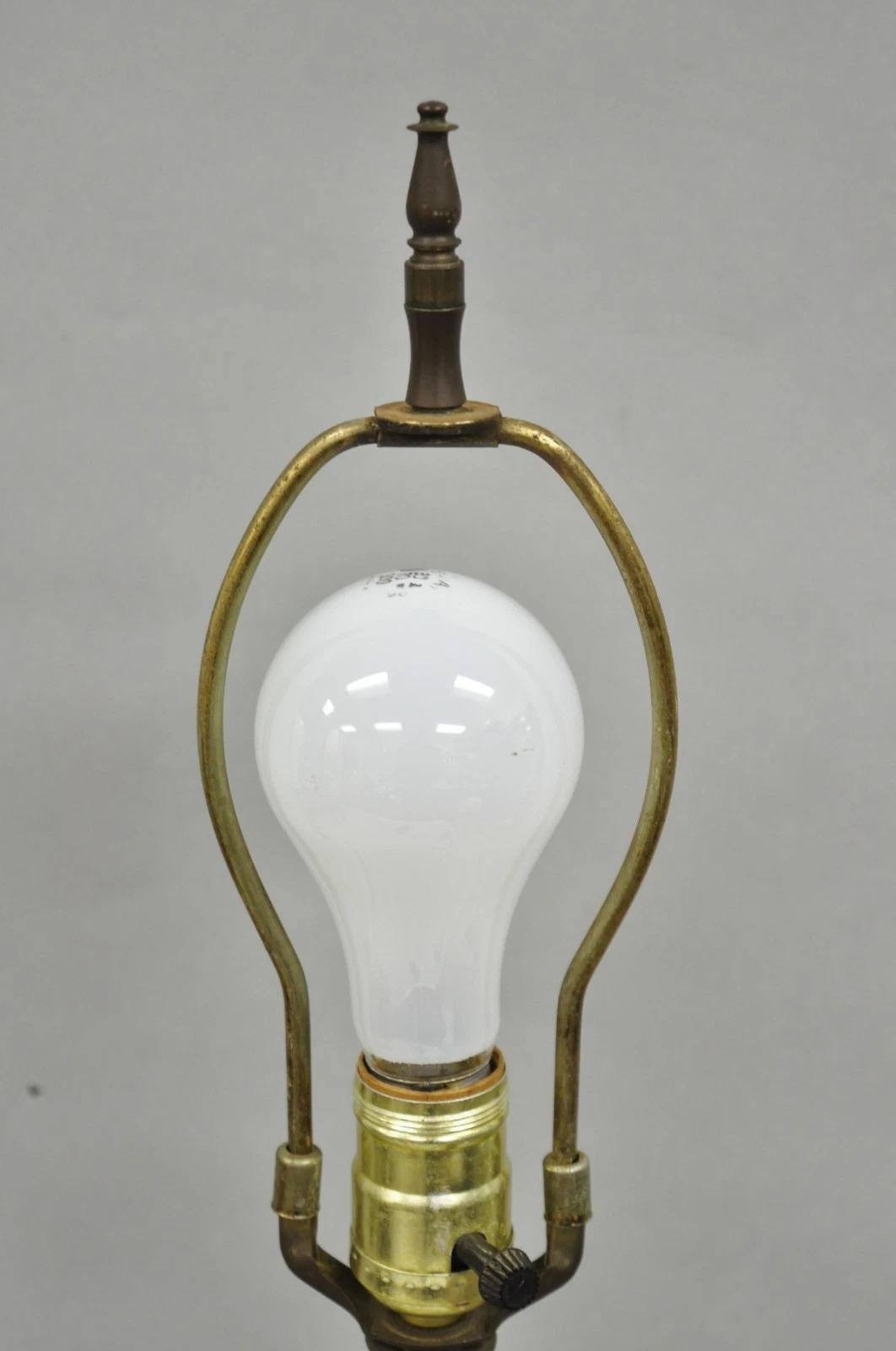 Lampe de table vintage Empire français Hollywood Regency avec urne en cristal en verre taillé - Paire en vente 1