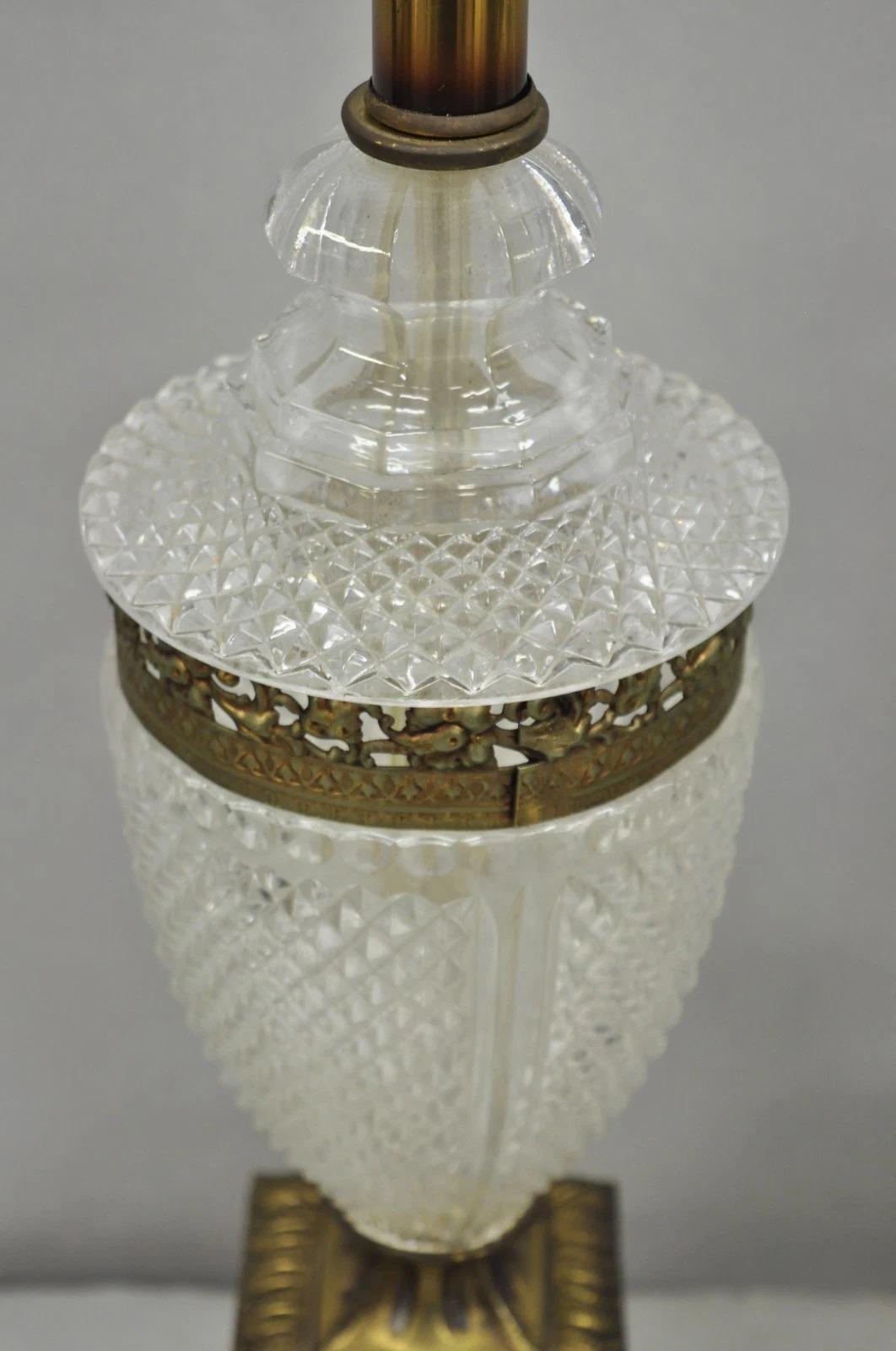 Lampe de table vintage Empire français Hollywood Regency avec urne en cristal en verre taillé - Paire en vente 2