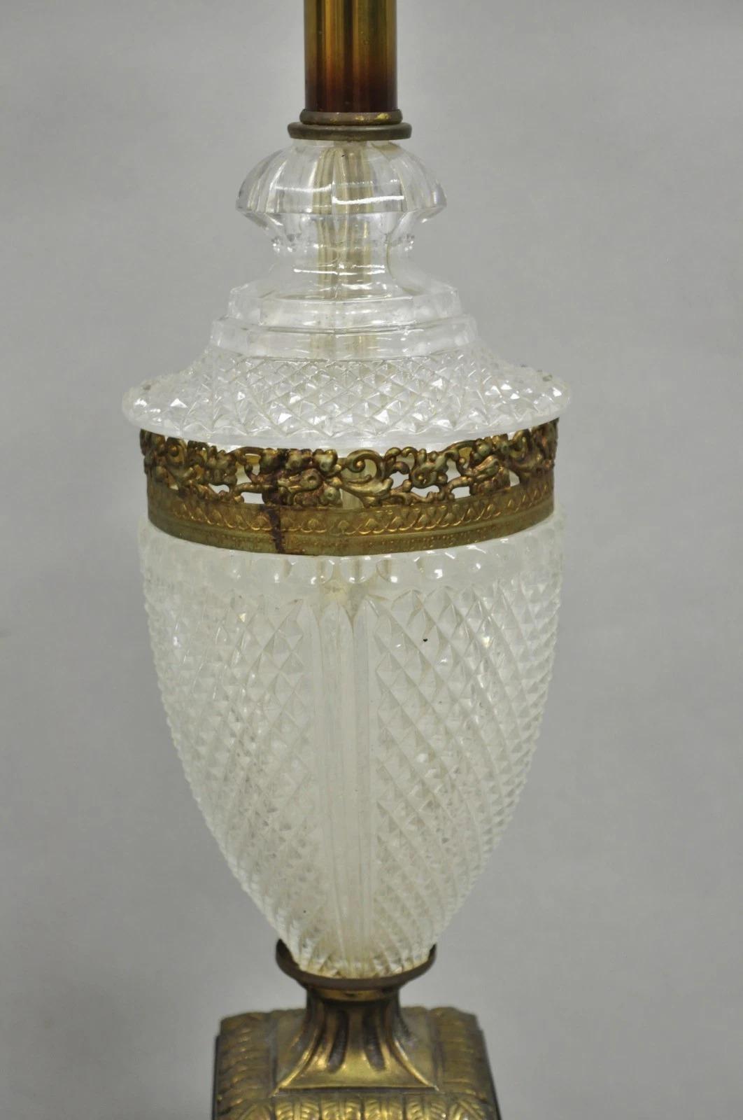 Lampe de table vintage Empire français Hollywood Regency avec urne en cristal en verre taillé - Paire en vente 3