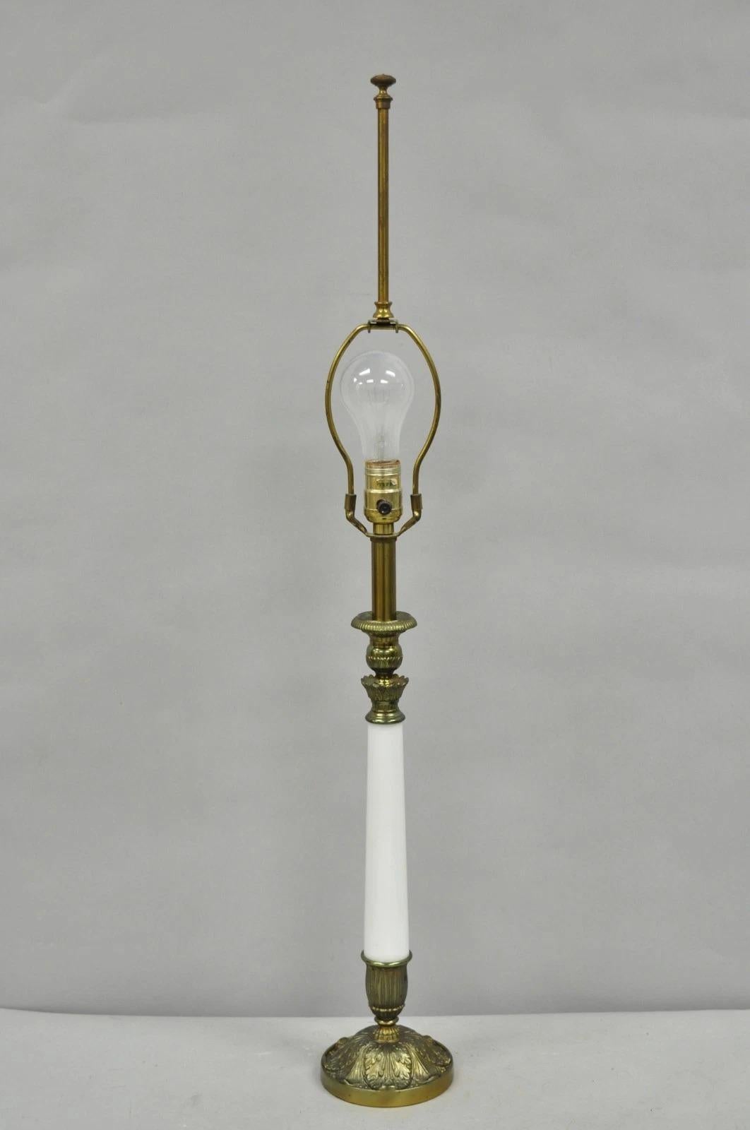 Vintage Italian Lamps a colonna in alabastro intagliato - una coppia in vendita 4