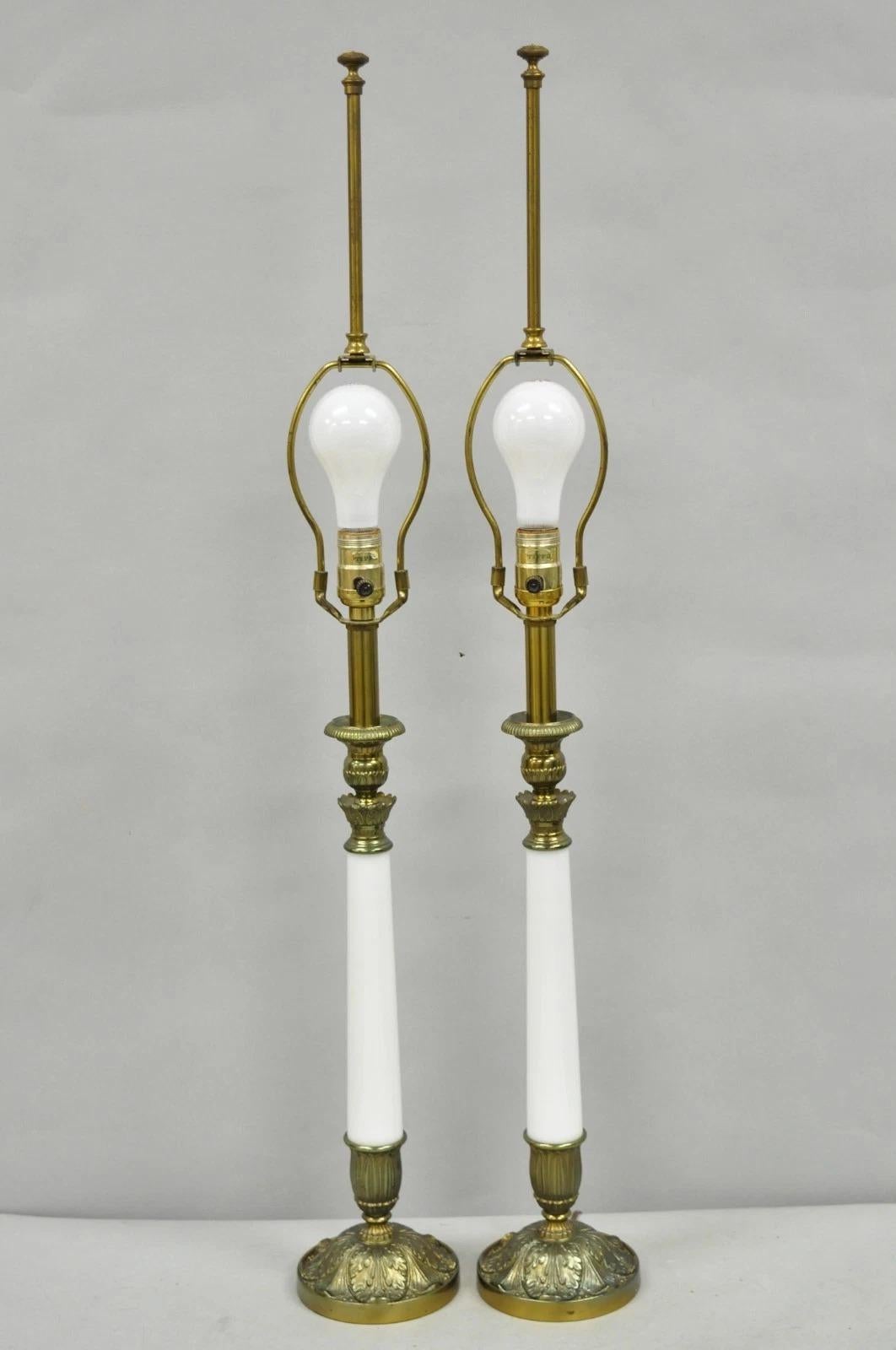 Vintage Italian Lamps a colonna in alabastro intagliato - una coppia in vendita 5